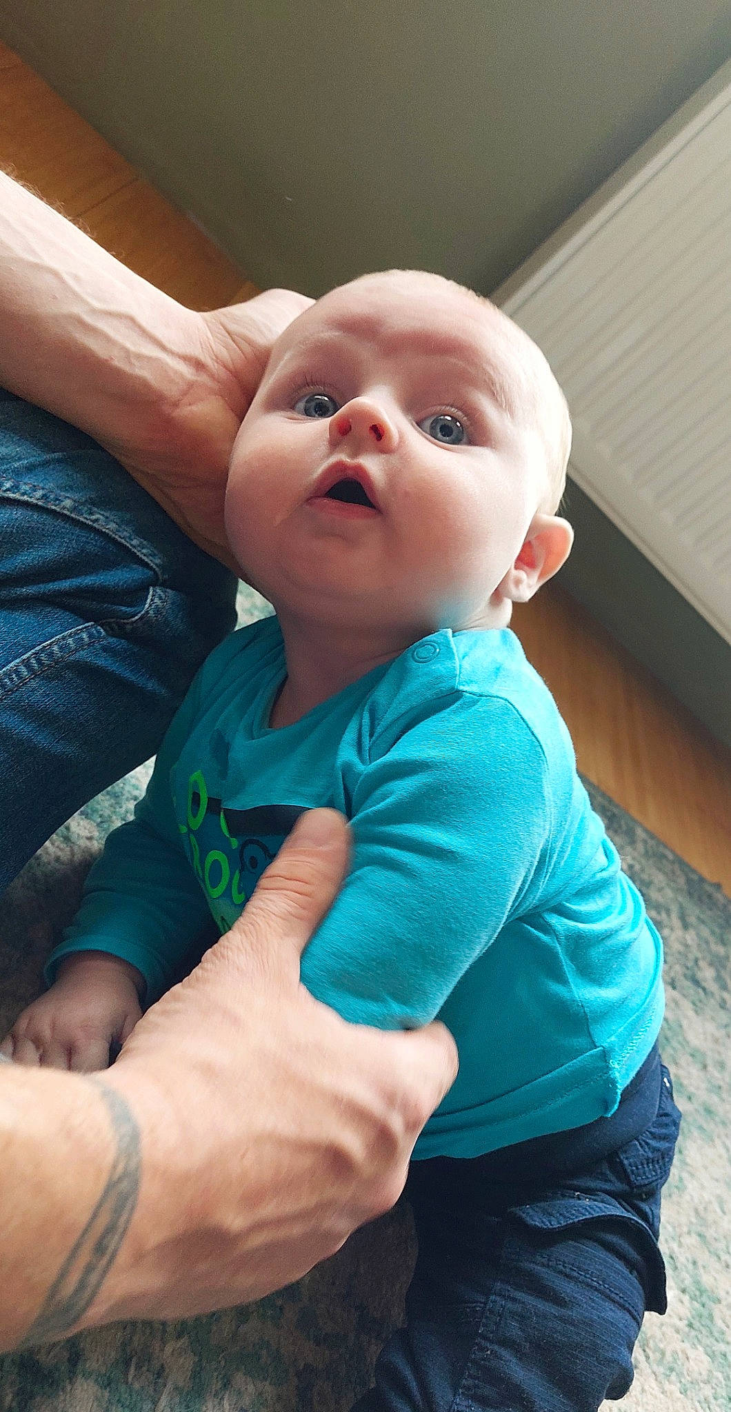 Simon a rejoint le concours — aidez-le/la à gagner de superbes lots ! arm, azure, baby, cheek, comfort, elbow, finger, gesture, hand, happy, human_body, joint, leg, lip, mouth, nose, person, shoulder, skin, sleeve