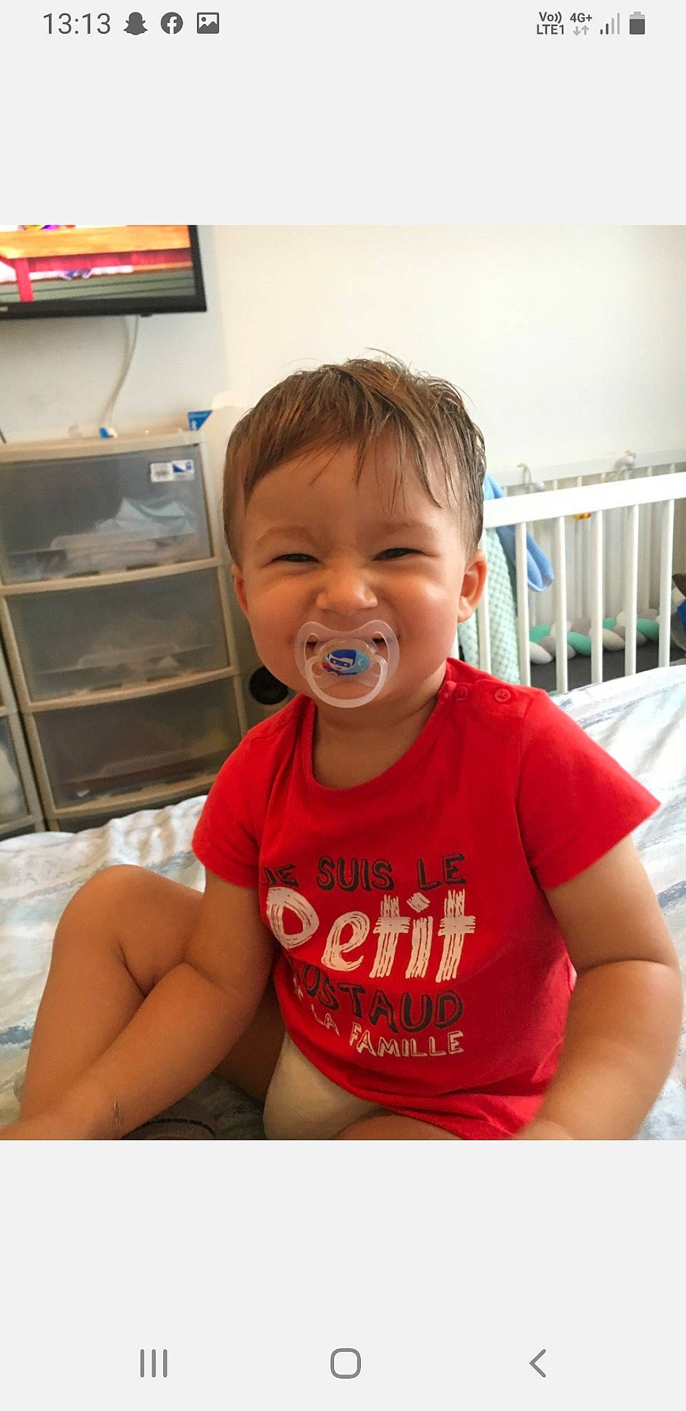 Faydi a rejoint le concours — aidez-le/la à gagner de superbes lots ! arm, baby_toddler_clothing, cheek, eye, finger, happy, home_appliance, joint, lip, mouth, muscle, neck, nose, person, shoulder, skin, sleeve, smile, standing, television