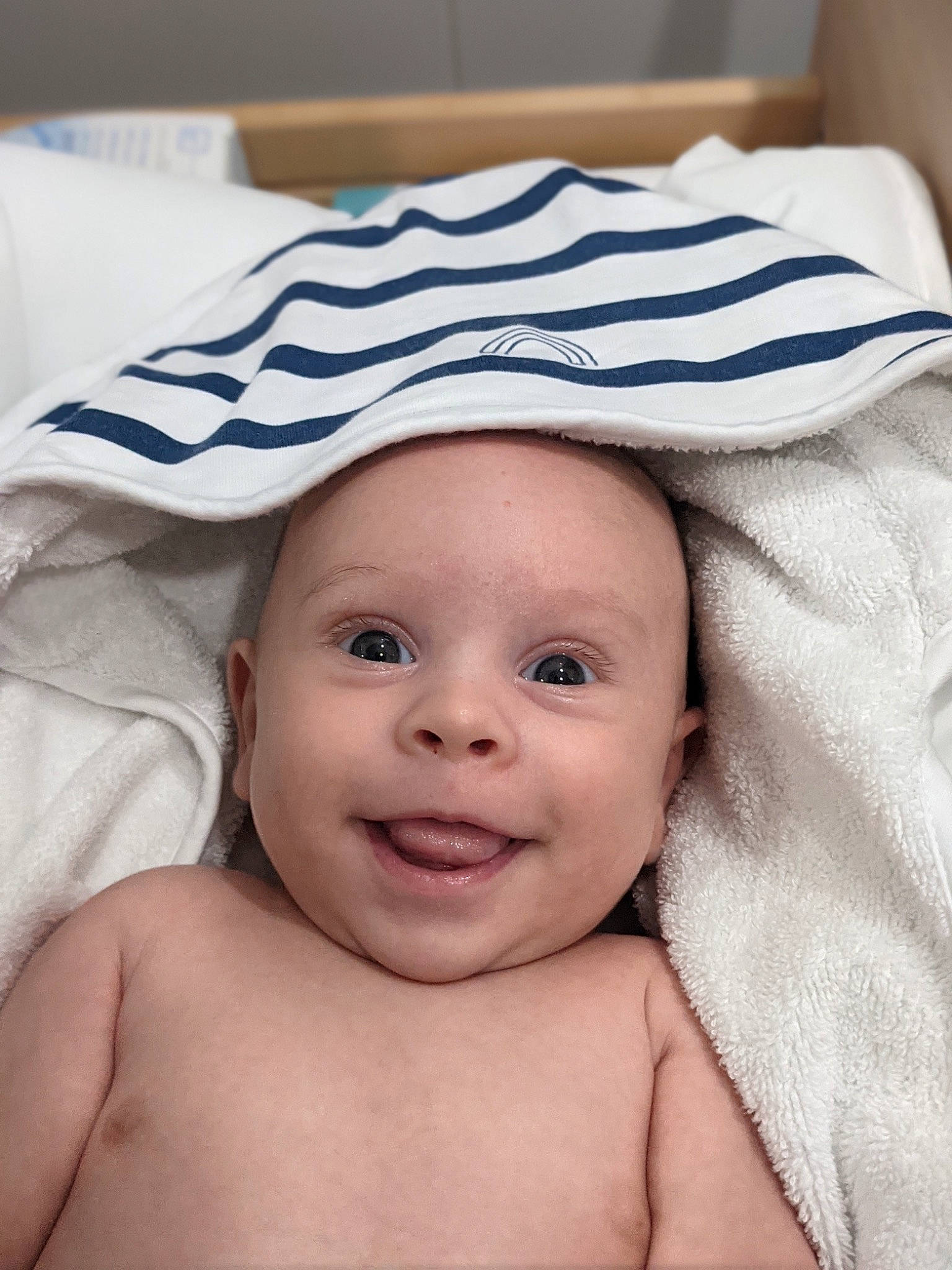 ézékiel participe au concours pour gagner de l'argent avec cette photo : baby, baby_laughing, cap, cheek, child, chin, close_up, comfort, eye, eyebrow, fashion_accessory, fun, happy, hat, headwear, joy, linens, lip, person, skin