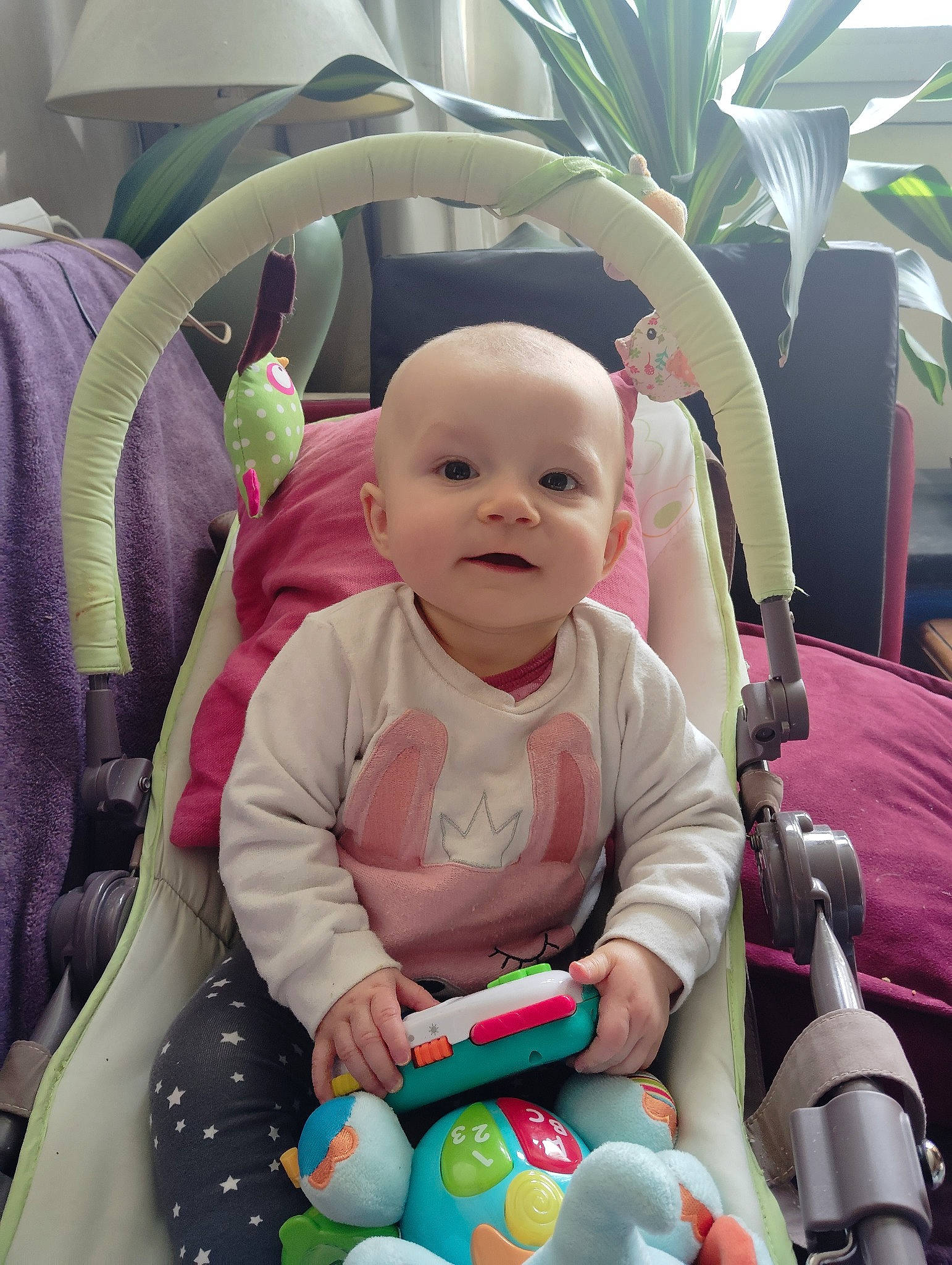 Mylla a rejoint le concours — aidez-le/la à gagner de superbes lots ! baby, baby_carriage, baby_products, baby_toddler_clothing, cheek, child, comfort, fun, grass, green, happy, human_body, person, plant, product, sitting, skin, smile, snapshot, toddler