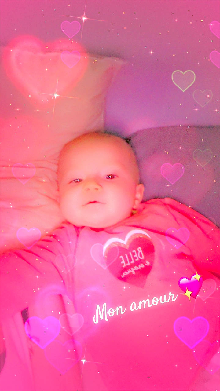 Mylla a rejoint le concours — aidez-le/la à gagner de superbes lots ! carmine, child, comfort, flesh, fun, happy, lip, love, magenta, pattern, peach, person, petal, pink, room, toy