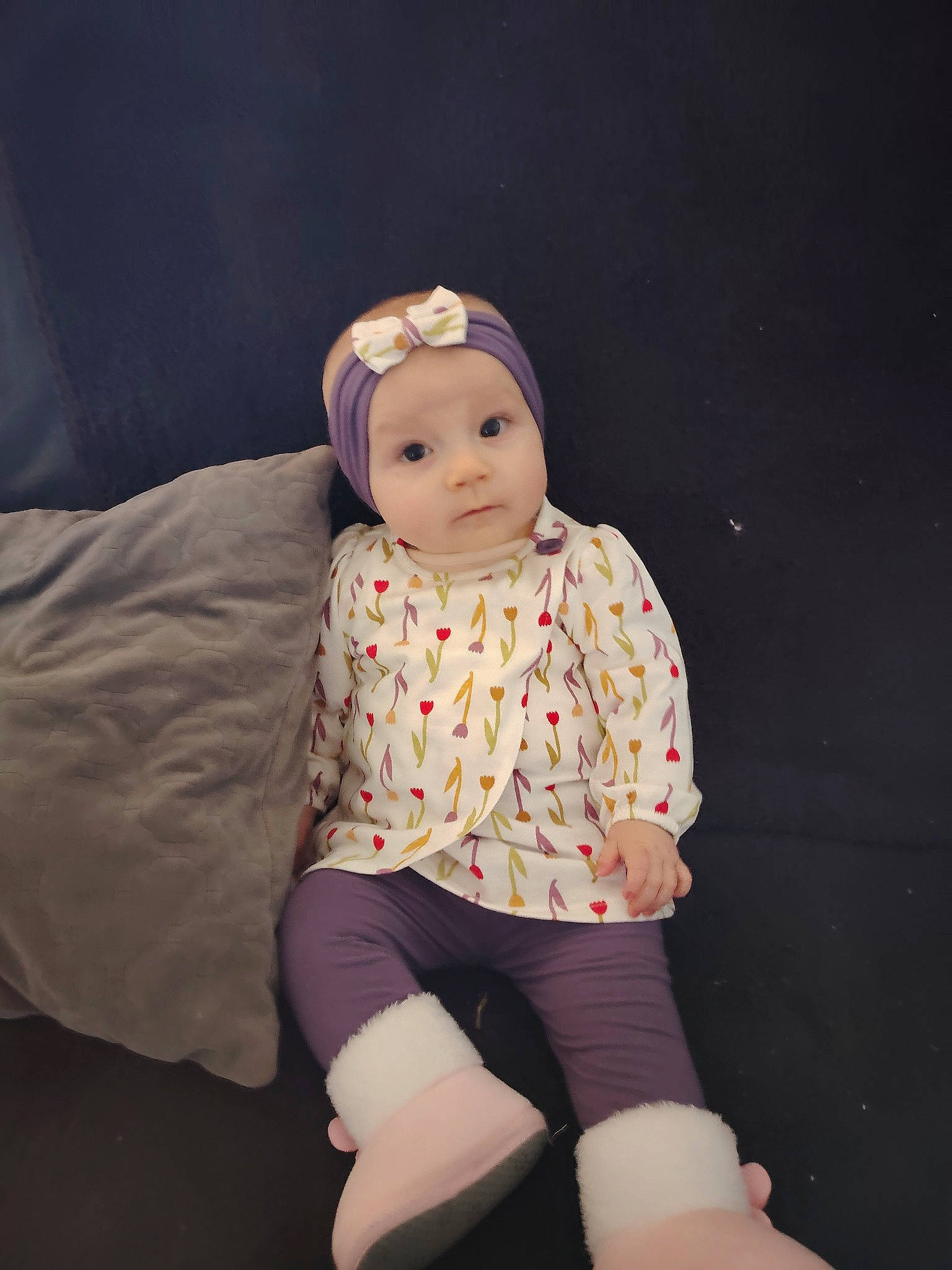 Mylla a rejoint le concours — aidez-le/la à gagner de superbes lots ! baby, baby_toddler_clothing, cap, cheek, child, eye, face, flash_photography, headgear, headwear, human_body, human_leg, knee, leg, lip, pattern, person, sitting, sleeve, sock