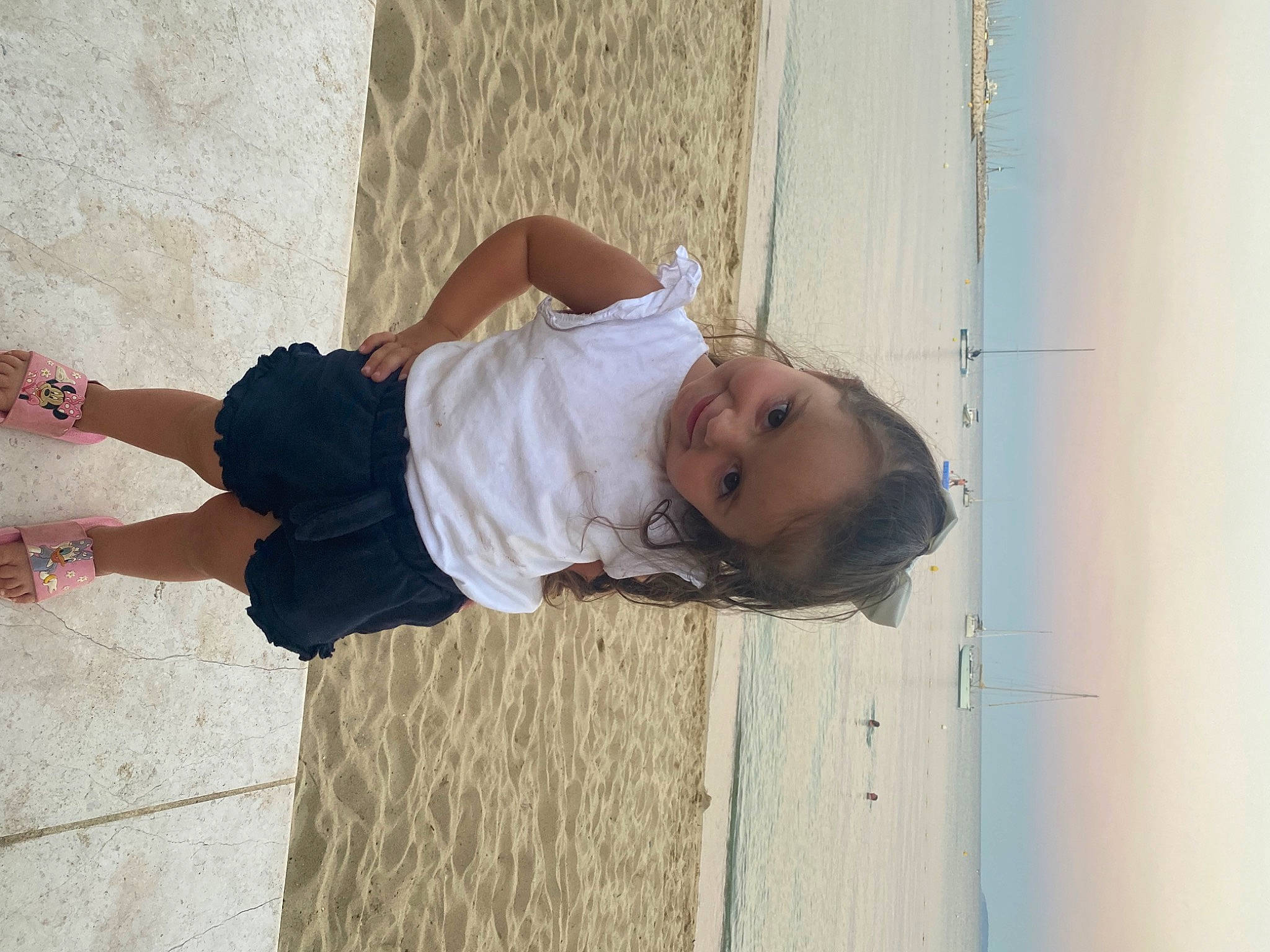 Maëly participe au concours pour gagner de l'argent avec cette photo : azure, child, concrete, elbow, foot, fun, happy, human_leg, joy, leisure, person, sitting, skin, sky, smile, thigh, toddler, tree, vacation, waist