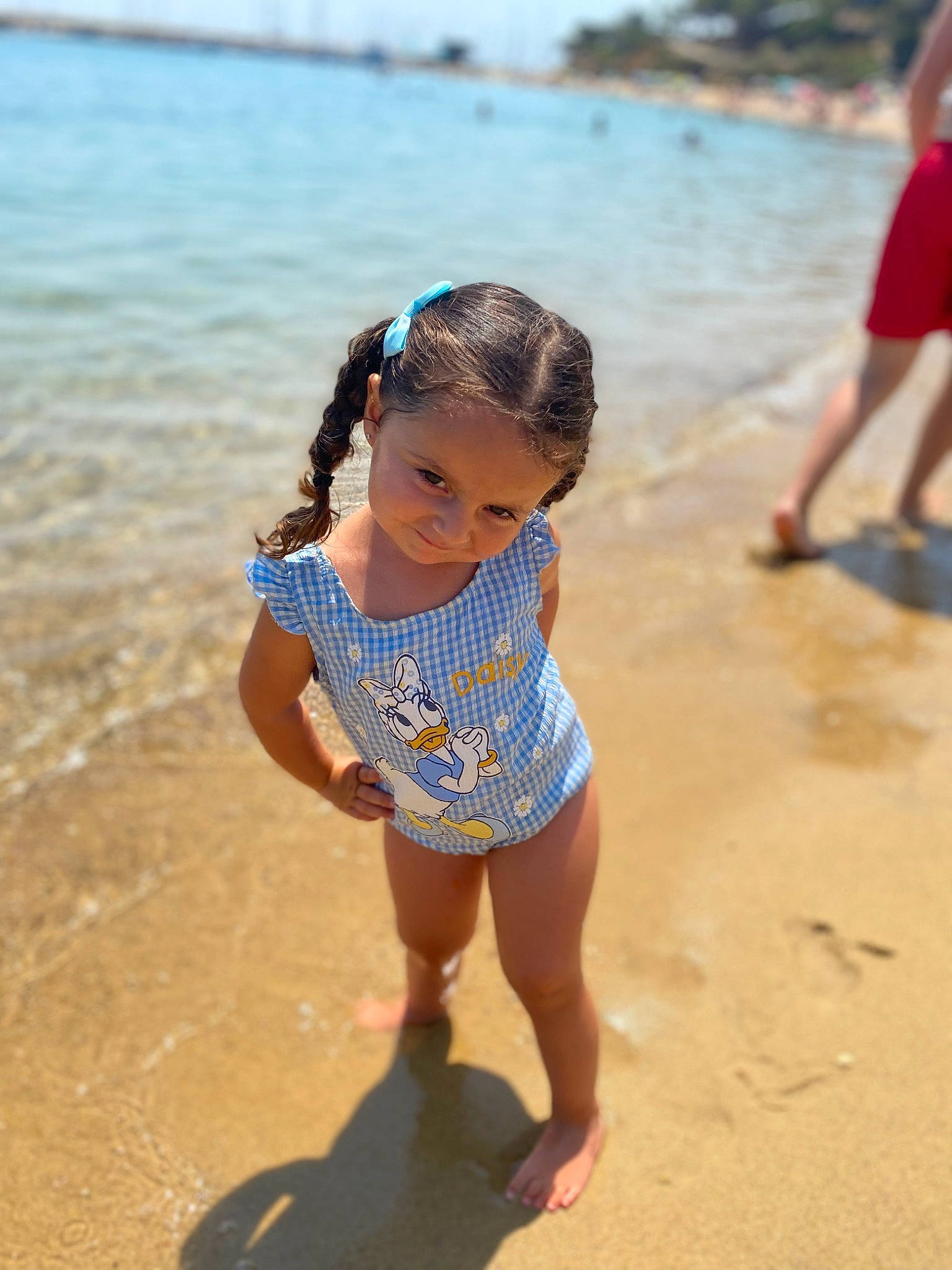 Maëly participe au concours pour gagner de l'argent avec cette photo : barefoot, beach, child, face, foot, fun, happy, human_leg, leg, leisure, people_on_beach, person, sand, shorts, skin, sky, summer, thigh, toddler, waist