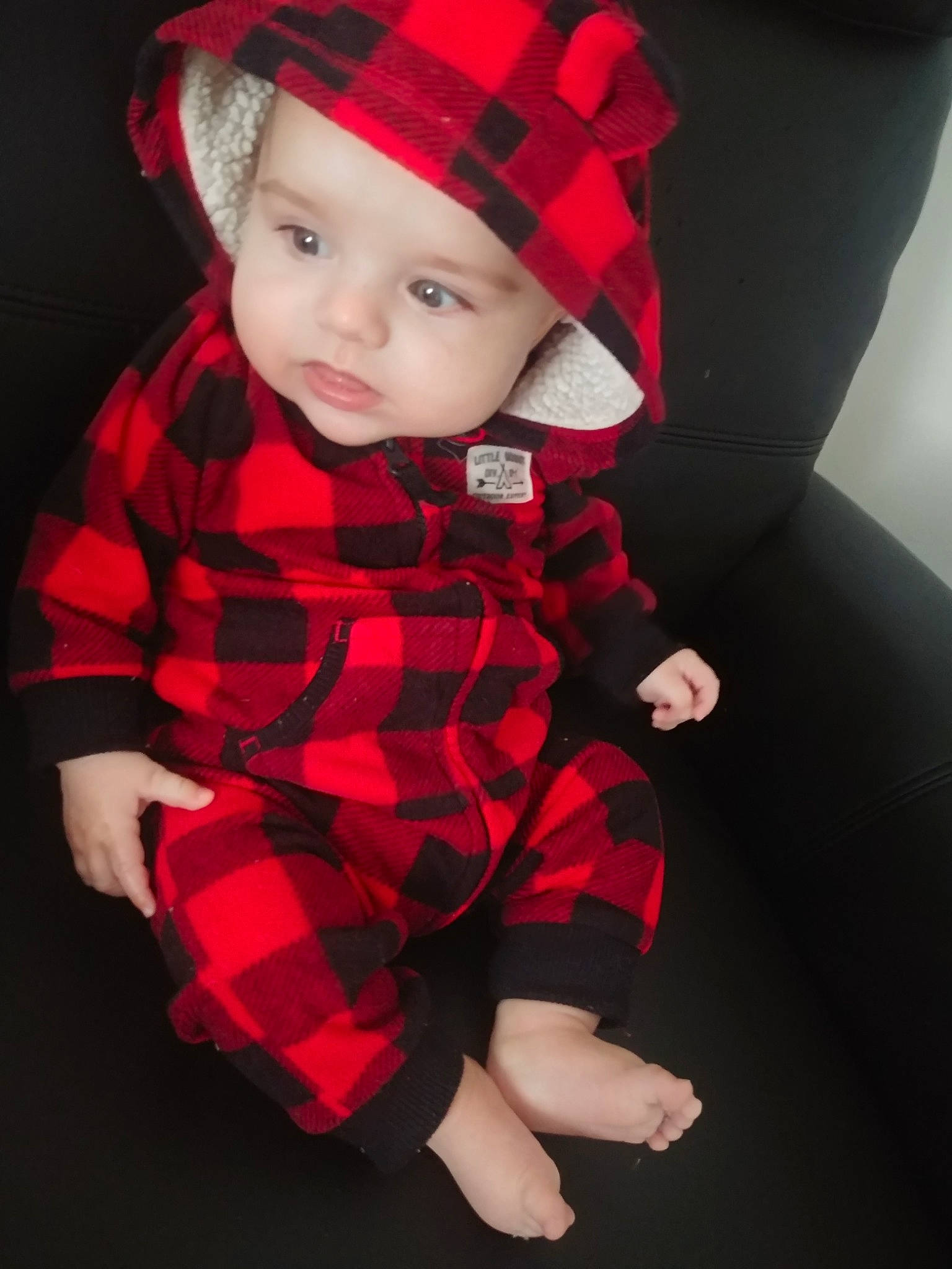 Logan participe au concours pour gagner de l'argent avec cette photo : baby, cap, cheek, child, child_model, design, face, hat, head, headgear, knit_cap, outerwear, pattern, person, plaid, red, skin, sleeve, tartan, textile