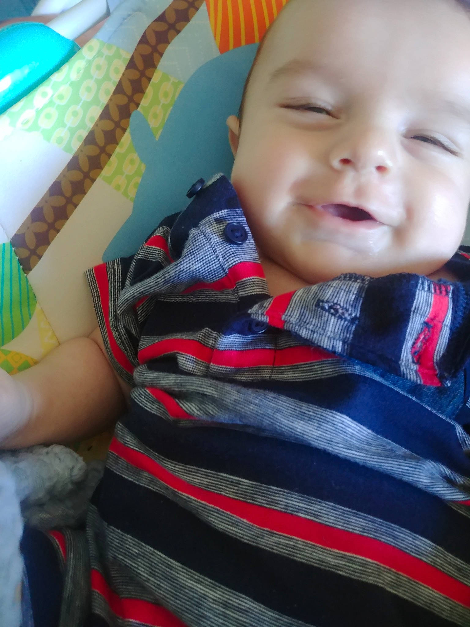 Logan participe au concours pour gagner de l'argent avec cette photo : baby, baby_products, cheek, child, cool, facial_expression, mouth, nose, pattern, person, skin, smile, textile, toddler