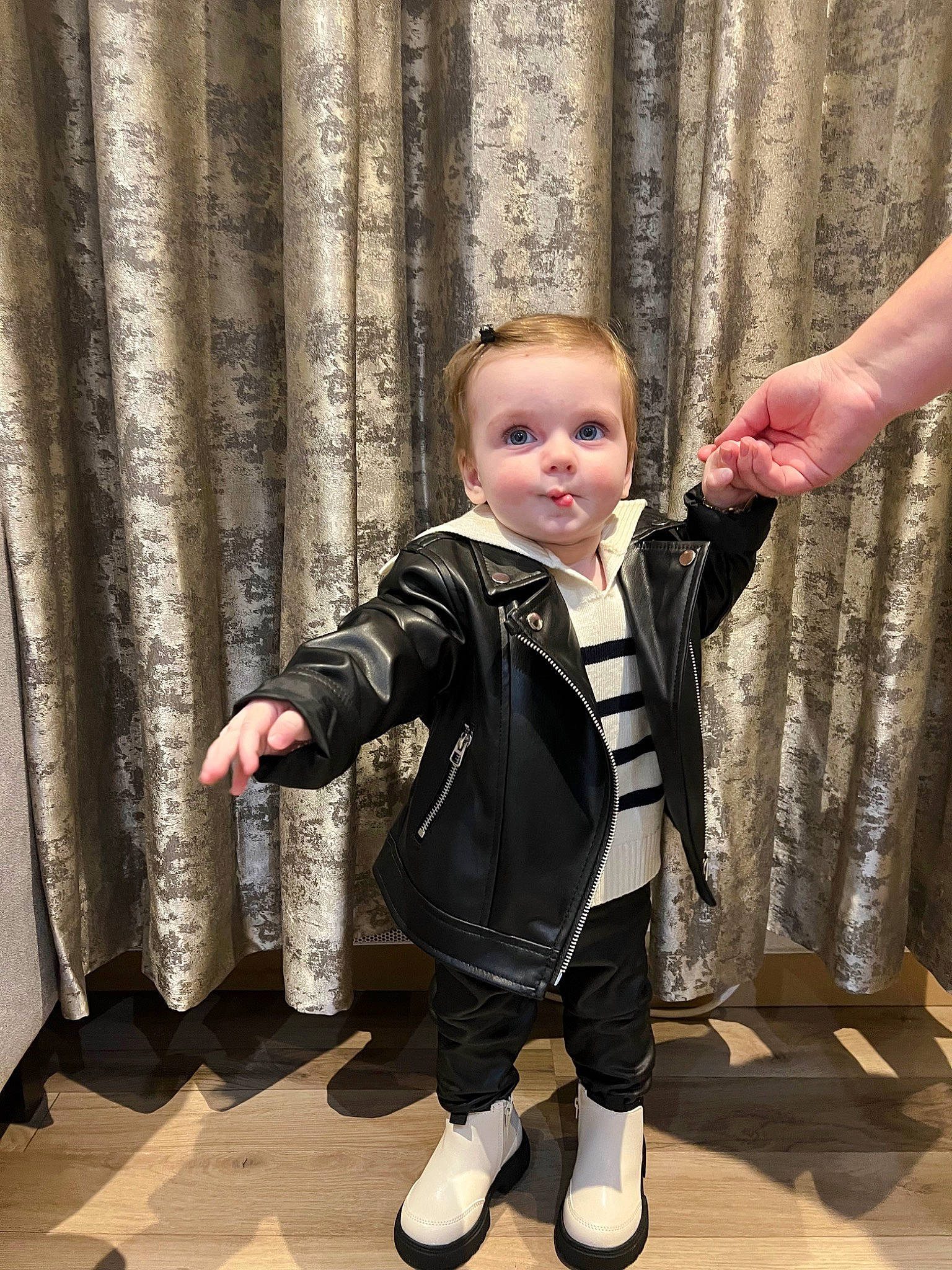 Naira a rejoint le concours — aidez-le/la à gagner de superbes lots ! baby, baby_products, baby_toddler_clothing, child, costume, curtain, face, flooring, formal_wear, fun, happy, pattern, person, sitting, sleeve, sock, standing, toddler, vacation, wood