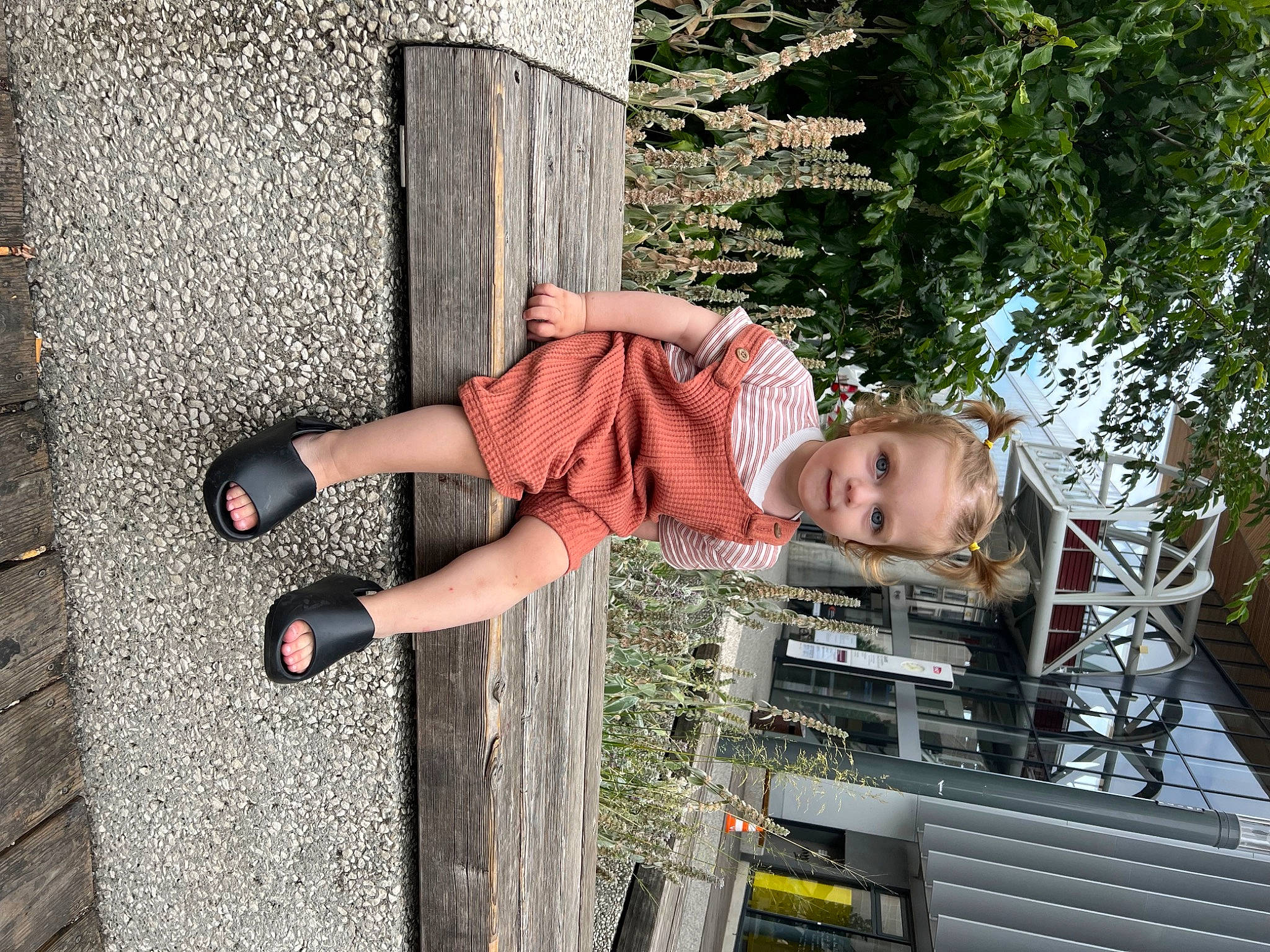 Naira participe au concours pour gagner de l'argent avec cette photo : eyewear, fun, human_leg, knee, leisure, pattern, person, sandal, shadow, thigh, tree, vacation, waist, wood