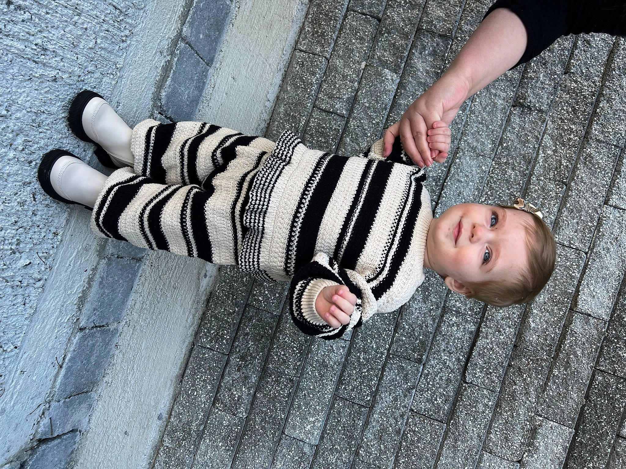 Naira a rejoint le concours — aidez-le/la à gagner de superbes lots ! baby, baby_toddler_clothing, child, fashion_accessory, flooring, foot, gesture, grass, grey, happy, human_leg, joy, monochrome_photography, nail, pattern, people_in_nature, person, portrait_photography, sitting, sleeve