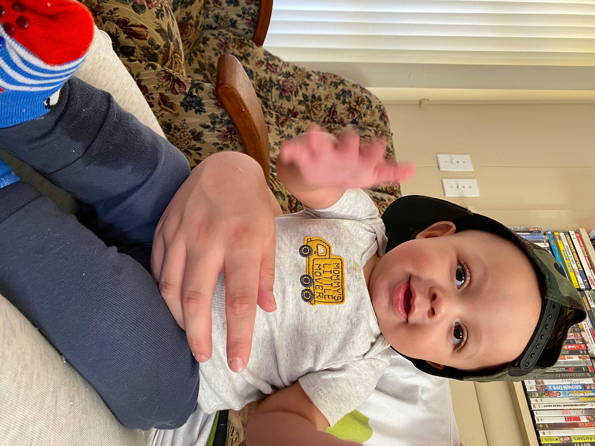 Armaní is registered to the contest to win money with this photo: arm, baby, baby_toddler_clothing, child, comfort, elbow, finger, fun, gesture, happy, headwear, human_leg, joint, knee, nail, person, sitting, t_shirt, thigh, thumb