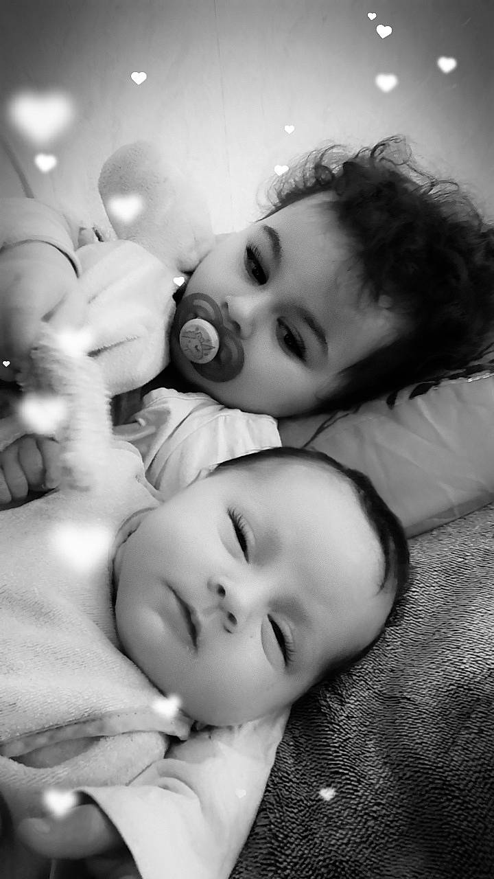 Rayna a rejoint le concours — aidez-le/la à gagner de superbes lots ! black_and_white, cheek, eyebrow, eyelash, facial_expression, flash_photography, gesture, hairstyle, happy, human, iris, lip, mammal, mouth, nose, organ, person, skin, style, vertebrate