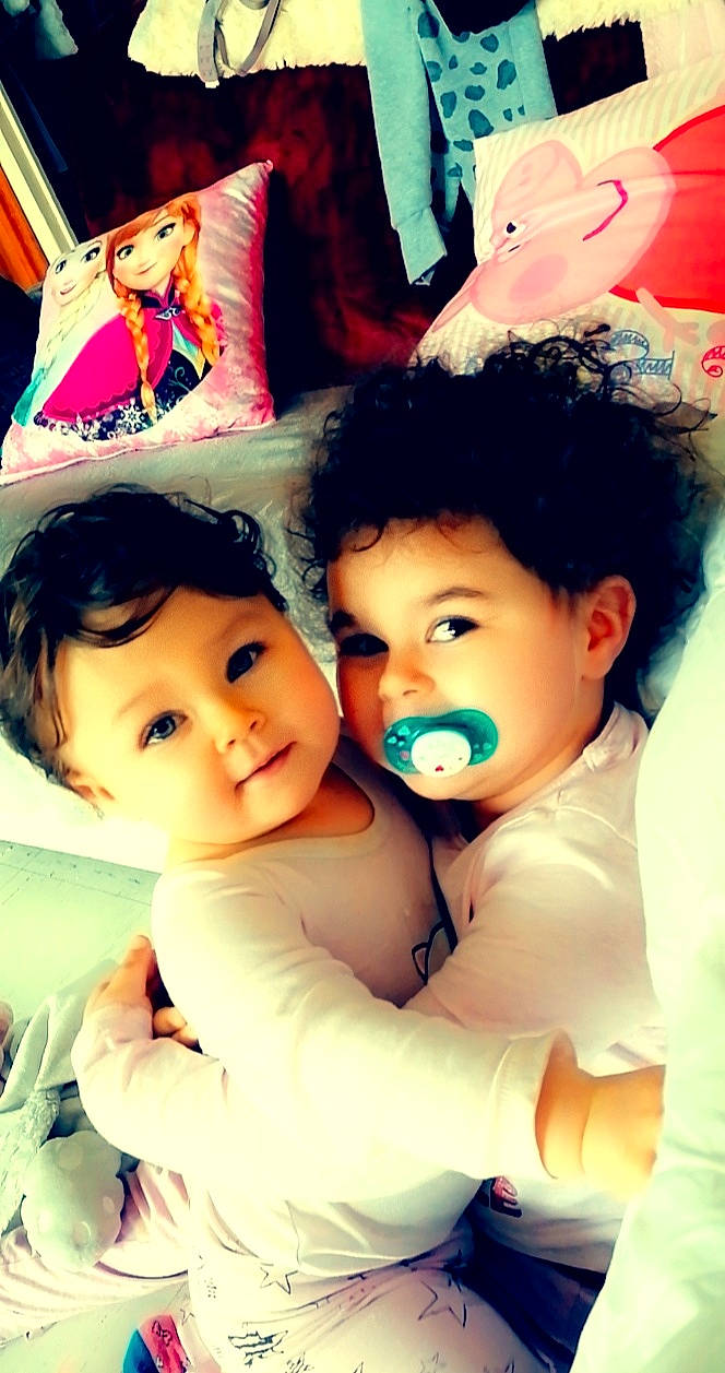 Rayna participe au concours pour gagner de l'argent avec cette photo : black_hair, cheek, child, chin, finger, flash_photography, friendship, fun, gesture, happy, interaction, mouth, nose, person, photograph, pink, red, skin, toddler, white