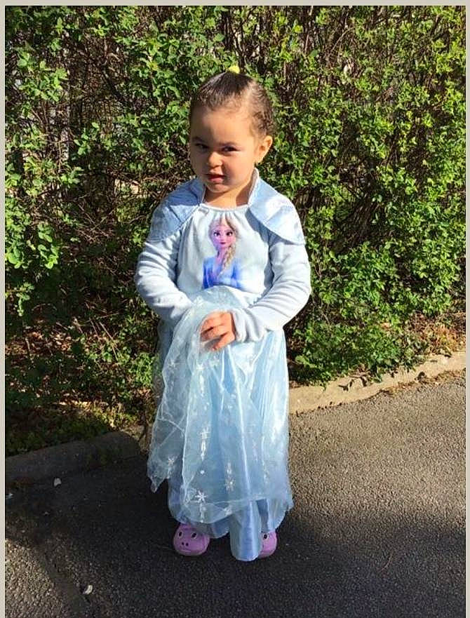 Rayna a rejoint le concours — aidez-le/la à gagner de superbes lots ! baby, baby_toddler_clothing, child, day_dress, dress, face, formal_wear, gesture, grass, hair, happy, jewellery, magenta, pattern, people_in_nature, person, plant, sleeve, smile, street_fashion