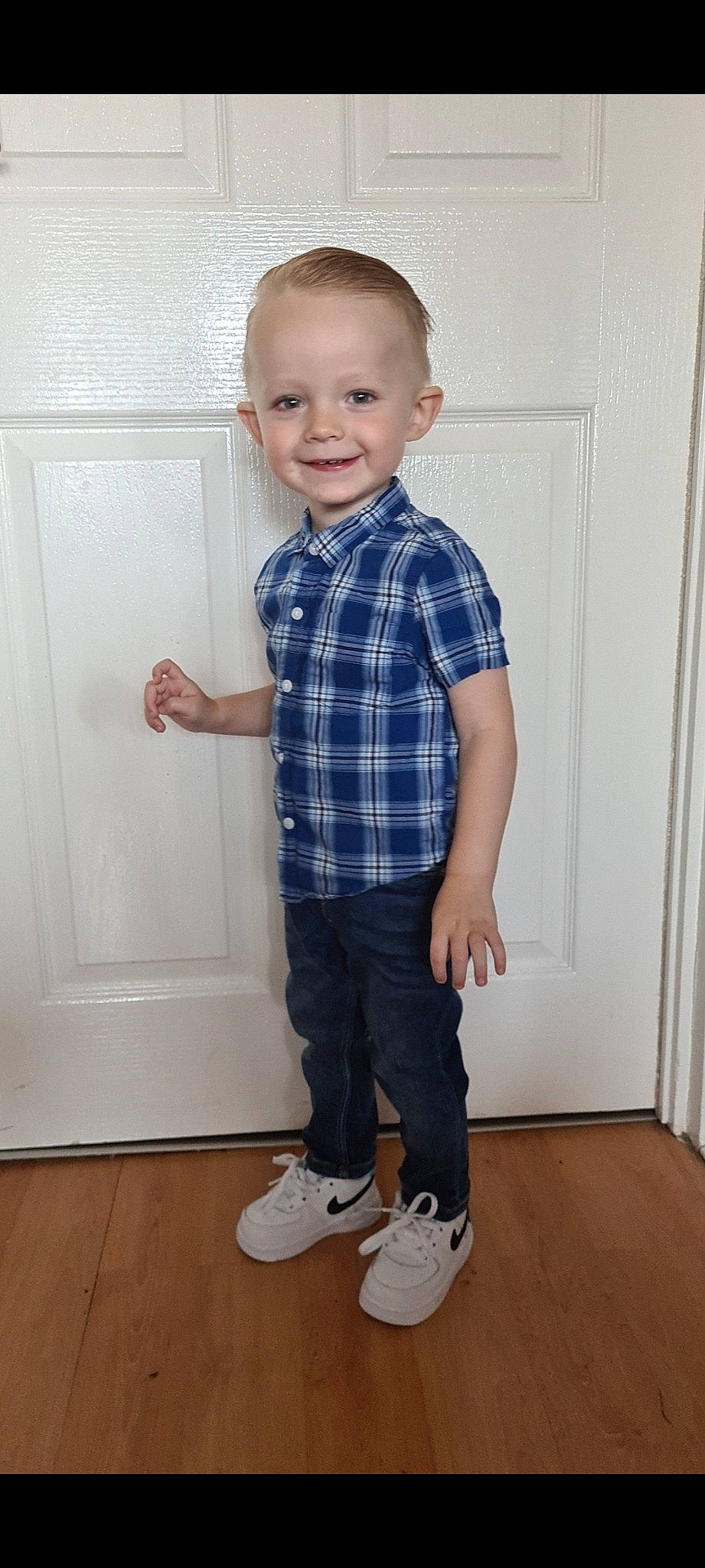 Lenny is registered to the contest to win money with this photo: chin, collar, denim, dress_shirt, elbow, floor, flooring, footwear, gesture, head, joint, joy, knee, leg, person, sleeve, smile, standing, t_shirt, tartan