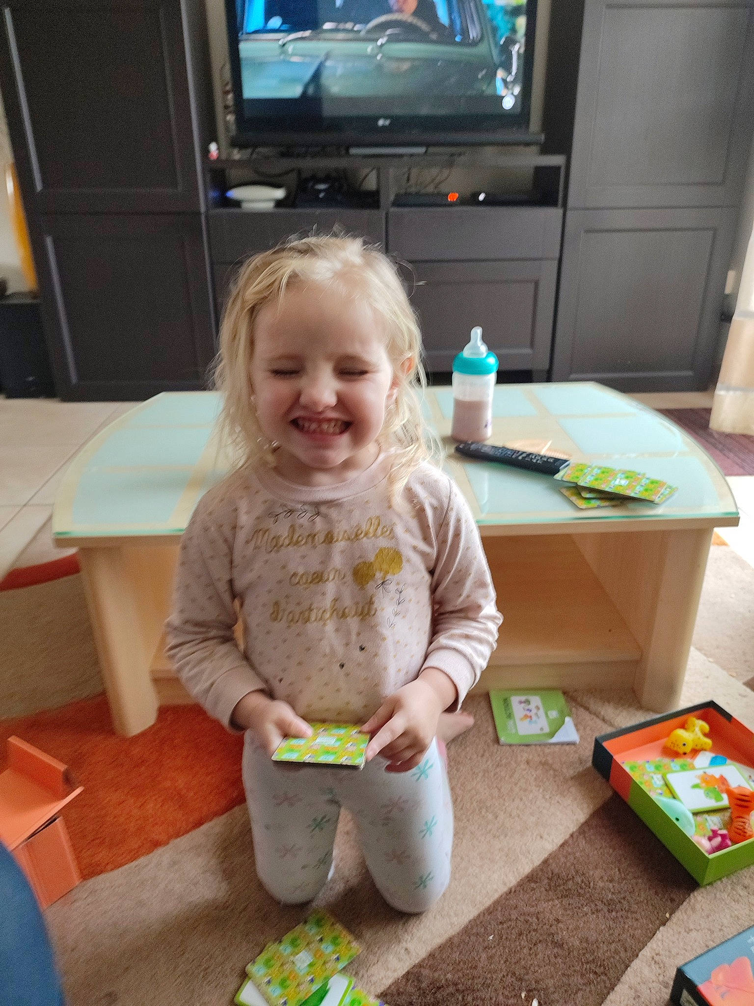 Ruby a rejoint le concours — aidez-le/la à gagner de superbes lots ! baby, baby_toddler_clothing, cable_television, child, desk, entertainment_center, flooring, fun, hardwood, home_appliance, joy, person, play, room, smile, t_shirt, table, television, television_set, toddler