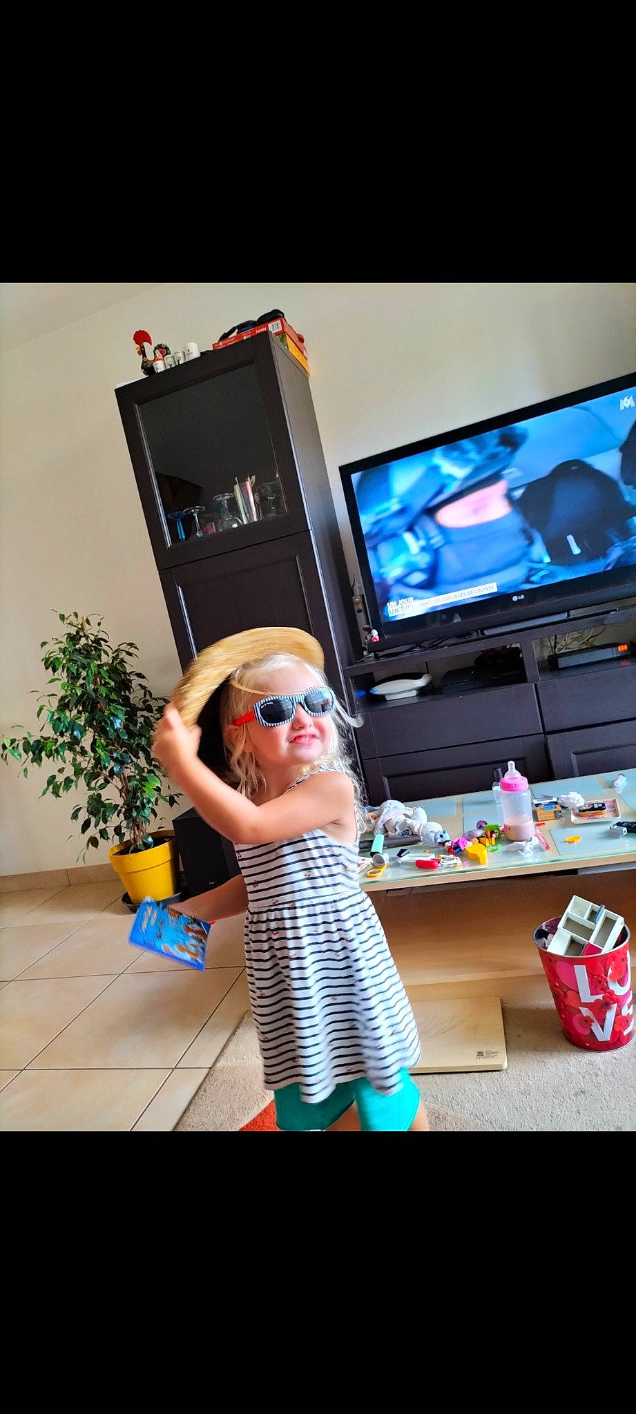 Ruby a rejoint le concours — aidez-le/la à gagner de superbes lots ! audio_equipment, display_device, entertainment, event, eyewear, flat_panel_display, flowerpot, fun, gadget, home_appliance, joy, led_backlit_lcd_display, leisure, person, plant, recreation, room, sportswear, sunglasses, t_shirt