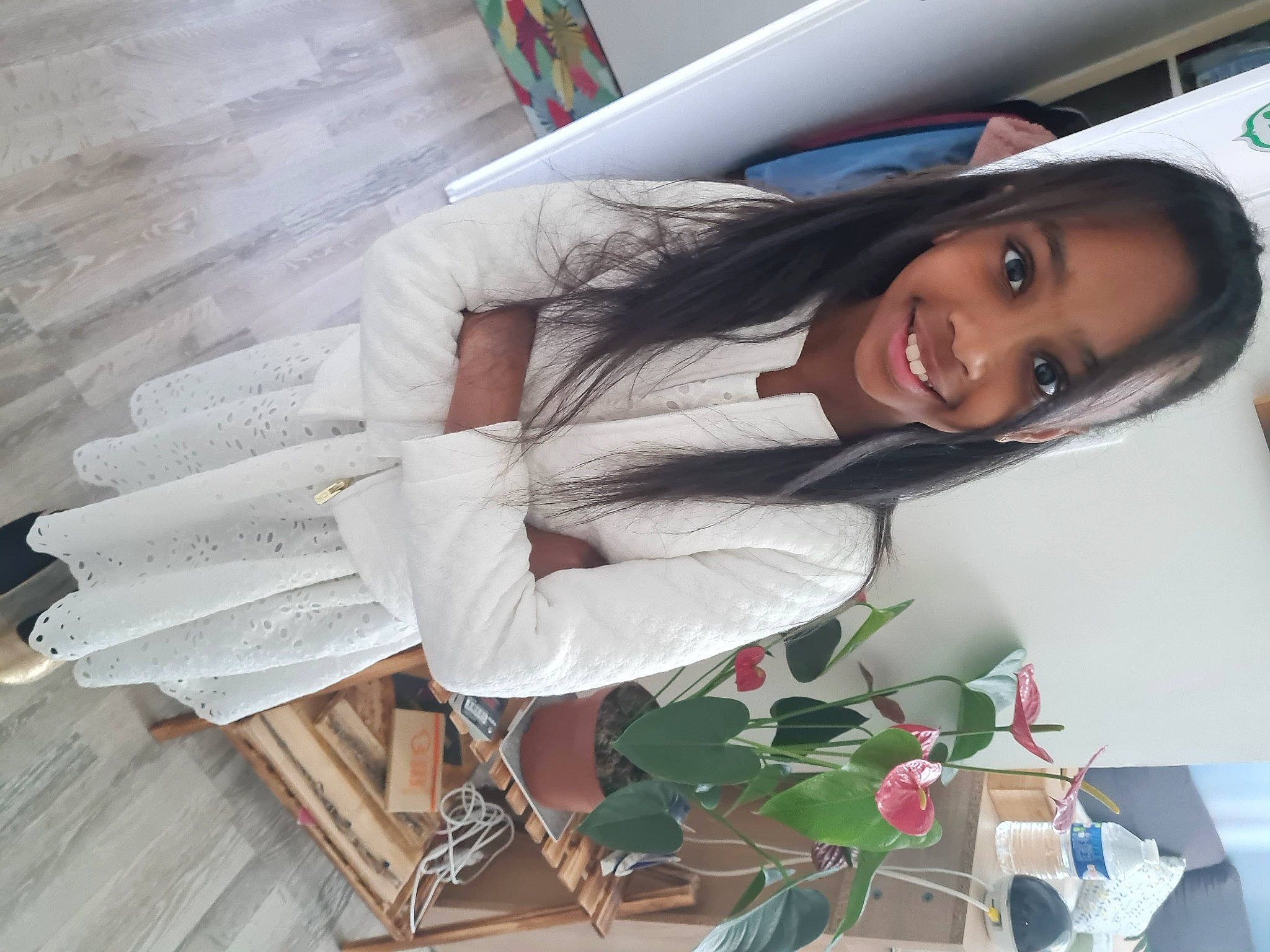 Elisa participe au concours pour gagner de l'argent avec cette photo : beauty, black_hair, eyewear, fashion_accessory, fashion_design, floral_design, flower, flower_arranging, fun, happy, human_leg, joy, luxury_vehicle, person, petal, plant, selfie, smile, thigh, waist