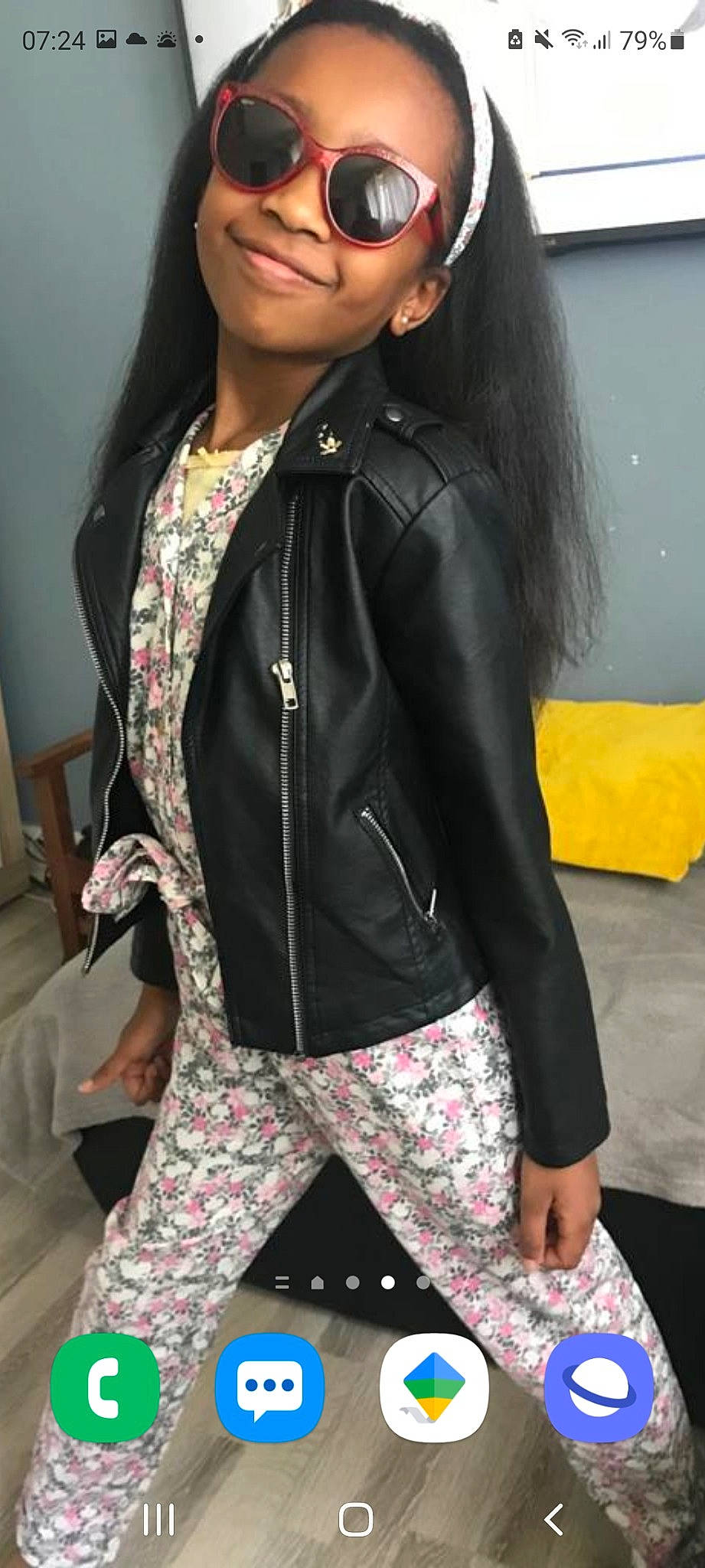 Elisa participe au concours pour gagner de l'argent avec cette photo : black, black_hair, blazer, denim, eyewear, fashion_design, human_leg, jacket, joint, joy, leather_jacket, lip, long_hair, magenta, outerwear, person, sleeve, smile, textile, thigh