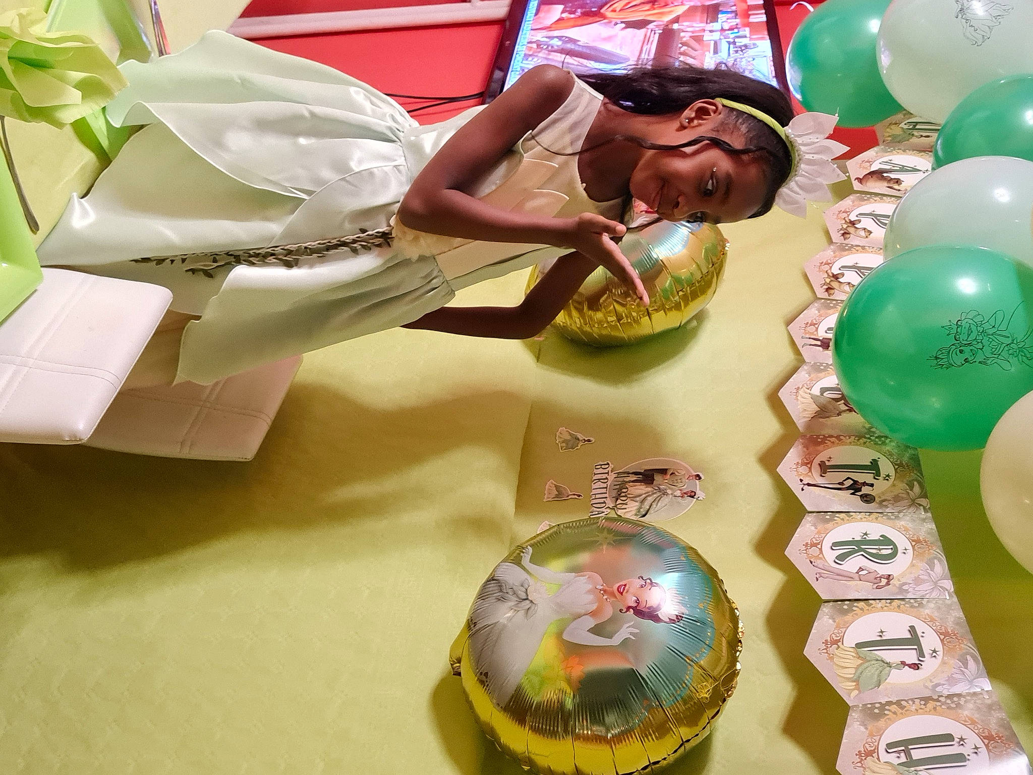 Elisa a rejoint le concours — aidez-le/la à gagner de superbes lots ! balloon, child, event, eyewear, fashion_accessory, fun, happy, hat, joy, leisure, party_supply, person, recreation, smile, sun_hat, sunglasses, sweetness, visual_arts