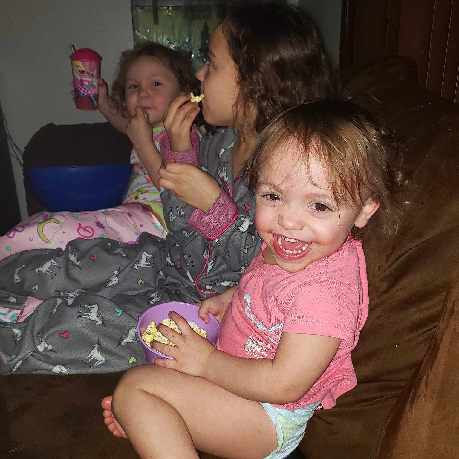 Anelia is registered to the contest to win money with this photo: child, cousin, daughter, family, finger, fun, happy, iris, joy, lap, leg, mother, party, person, sibling, sitting, skin, smile, thigh, toddler