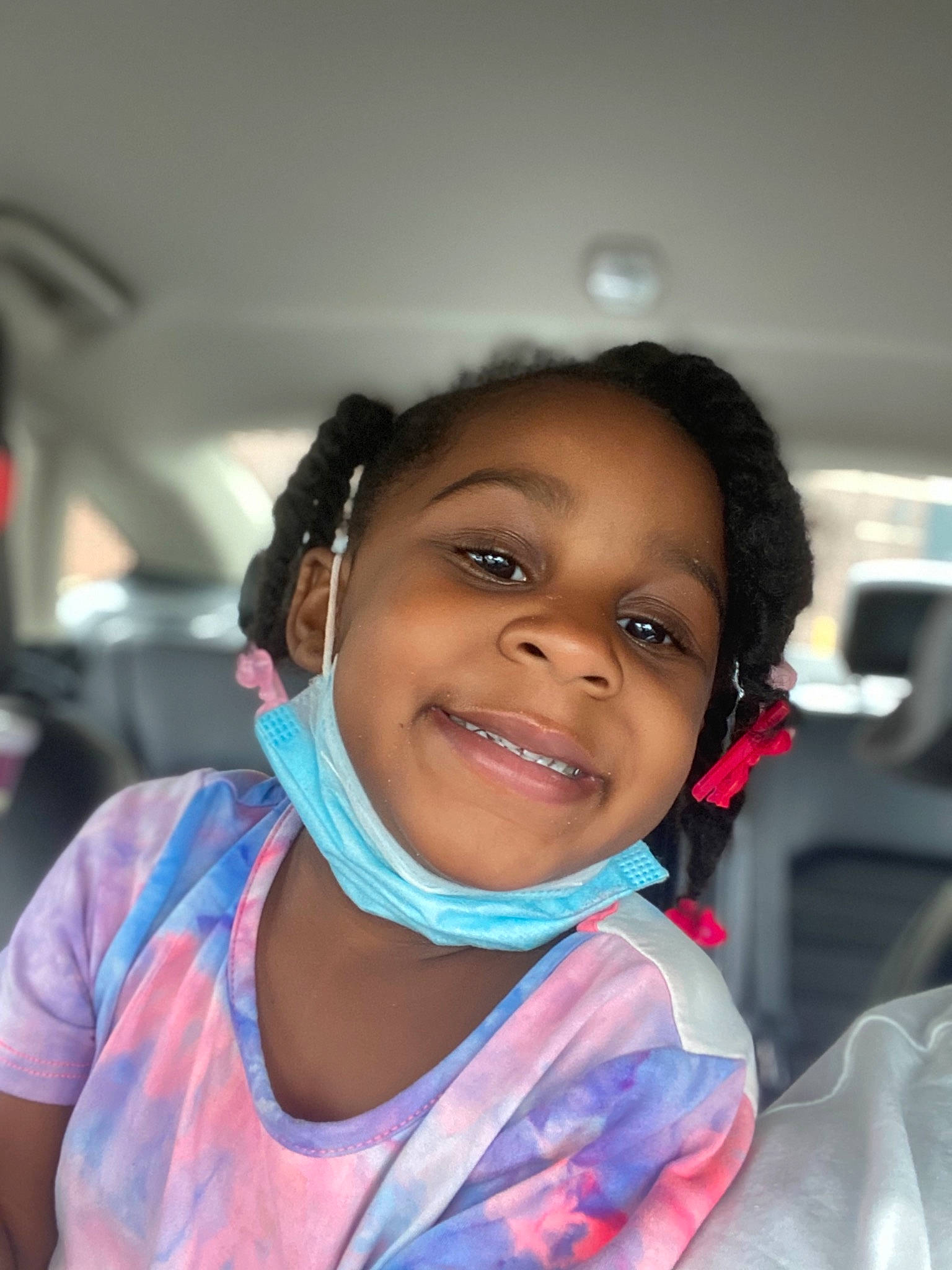 India is registered to the contest to win money with this photo: audio_equipment, black_hair, car_seat, child, ear, electric_blue, family_car, flash_photography, fun, hairstyle, happy, head_restraint, headphones, iris, jewellery, joy, nose, person, skin, smile