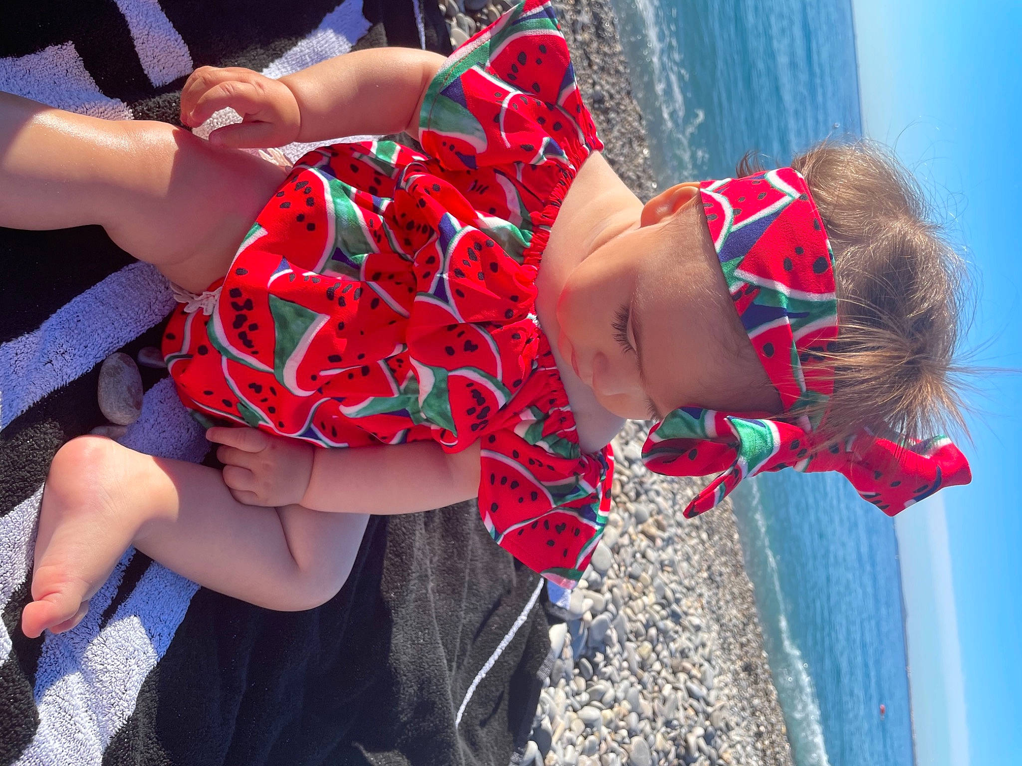 Anastasia a rejoint le concours — aidez-le/la à gagner de superbes lots ! beach, black_hair, blue, calf, fun, joint, knee, leg, leisure, light, long_hair, person, pink, red, shorts, summer, textile, thigh, trunk, waist