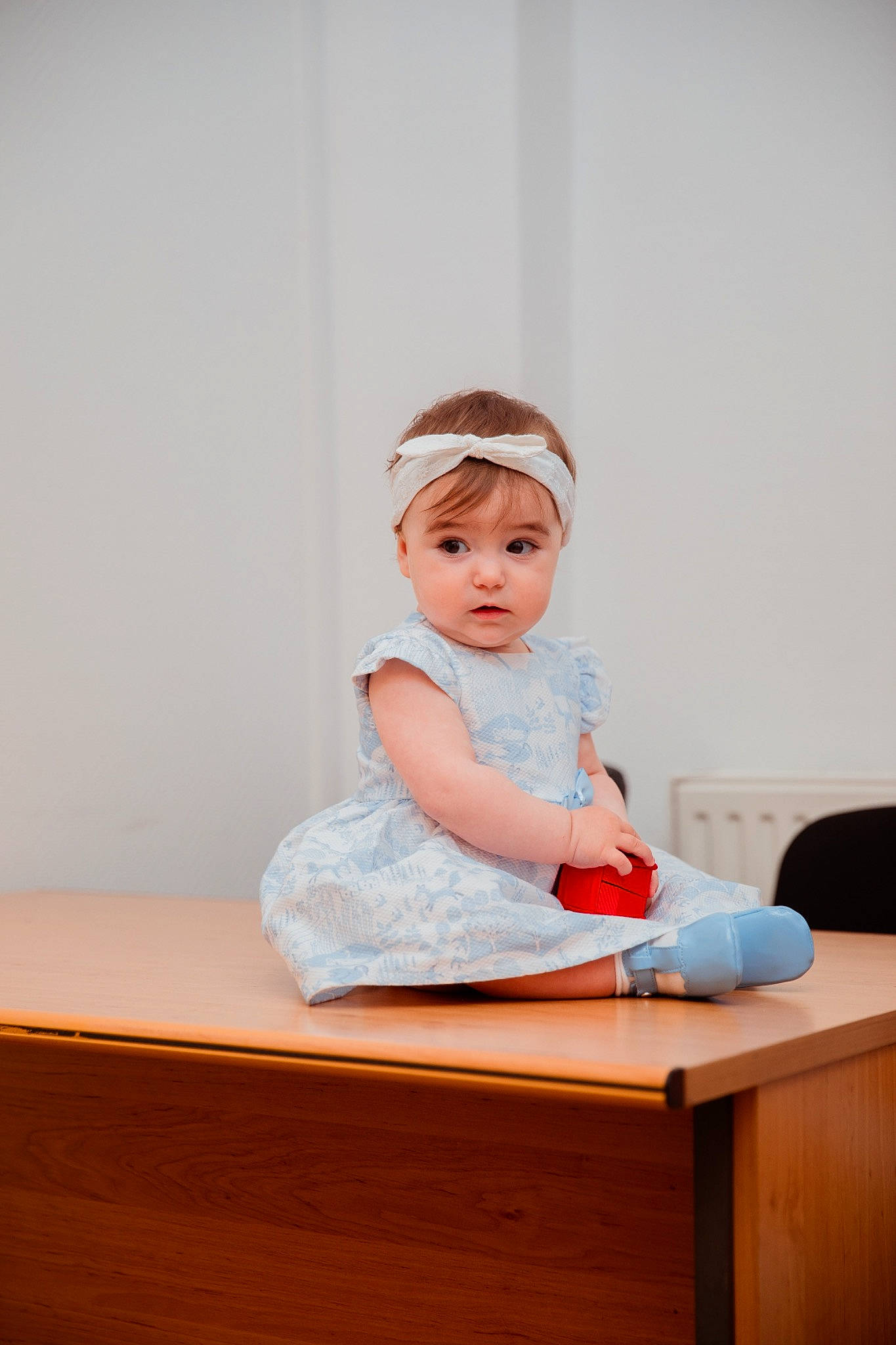 Anastasia participe au concours pour gagner de l'argent avec cette photo : baby_toddler_clothing, child, comfort, elbow, flooring, fun, happy, hardwood, human_leg, knee, neck, person, shorts, shoulder, sitting, sleeve, stairs, table, thigh, toddler