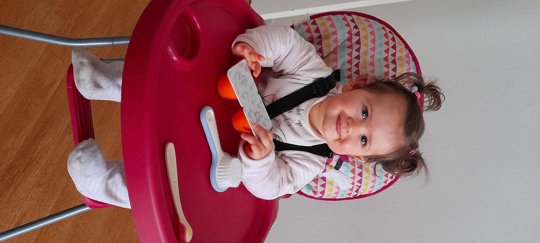 Kimberley a rejoint le concours — aidez-le/la à gagner de superbes lots ! baby, baby_products, baby_toddler_clothing, child, comfort, fun, happy, joy, mammal, pattern, person, pink, plaid, red, room, sitting, sleeve, smile, sock, tartan