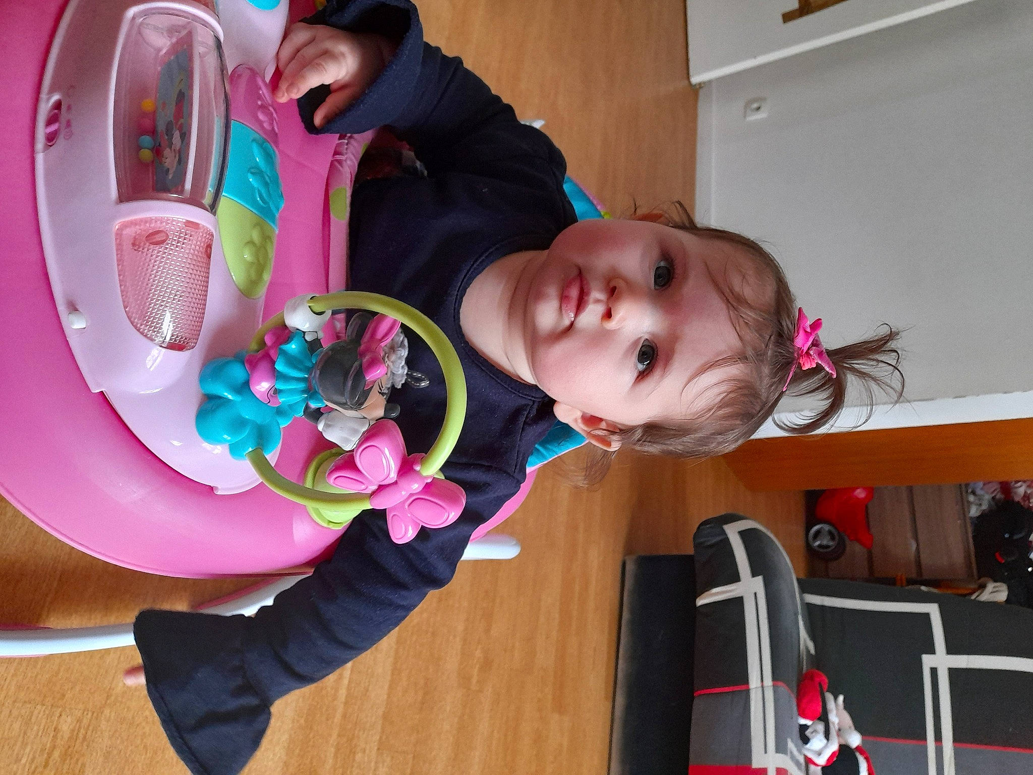 Kimberley a rejoint le concours — aidez-le/la à gagner de superbes lots ! audio_equipment, baby, baby_products, baby_toddler_clothing, child, circle, comfort, eyewear, flooring, fun, helmet, mammal, organ, person, pink, play, room, skin, snapshot, tableware