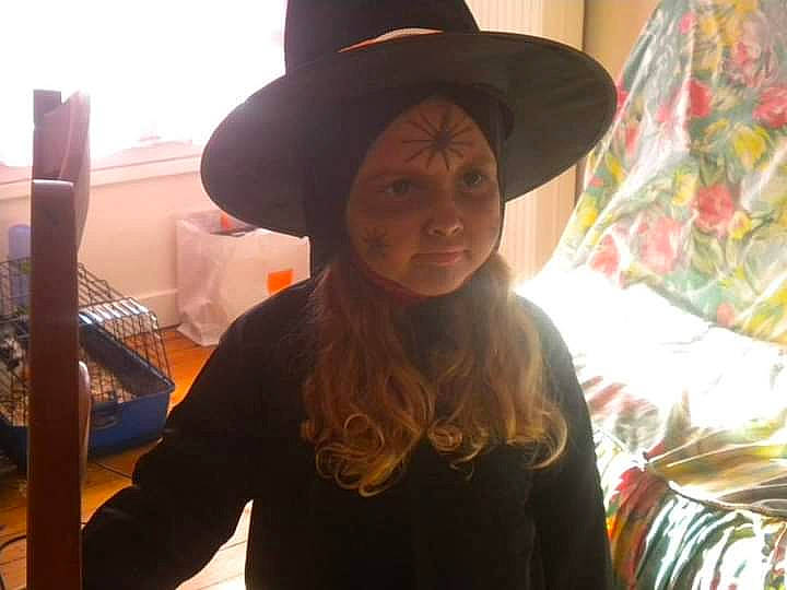 Brenda a rejoint le concours — aidez-le/la à gagner de superbes lots ! beauty, black_hair, blond, brown_hair, chin, cool, eyewear, fashion_accessory, fun, happy, hat, headwear, jewellery, lip, neck, person, selfie, sitting, sleeve, sun_hat