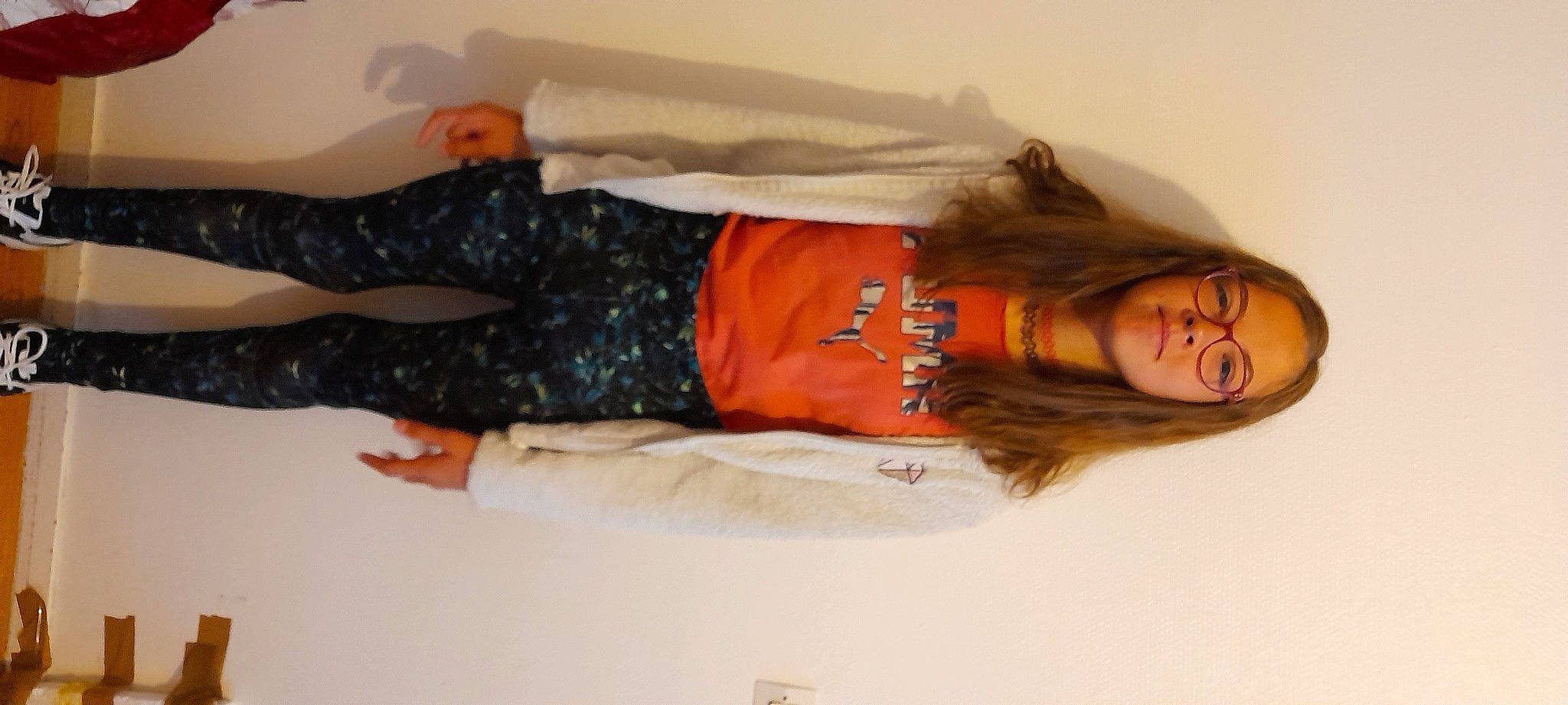 Brenda a rejoint le concours — aidez-le/la à gagner de superbes lots ! abdomen, comfort, eyewear, fashion_design, flesh, fun, fur, human_leg, jewellery, pattern, person, room, sleeve, thigh, waist, wrist