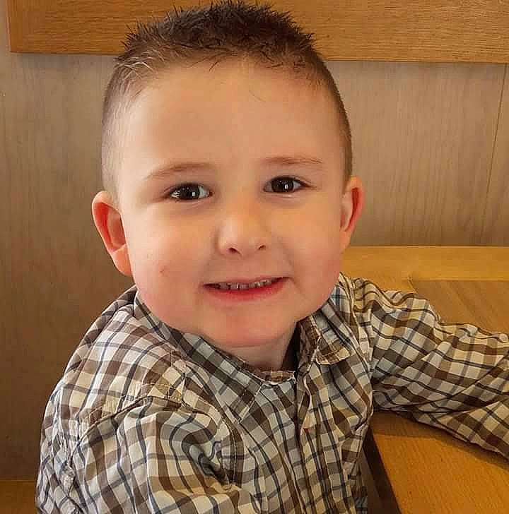 Dylan participe au concours pour gagner de l'argent avec cette photo : cheek, chin, collar, dress_shirt, ear, eye, eyebrow, forehead, hair, hairstyle, happy, iris, jaw, joy, neck, nose, outerwear, person, shirt, skin