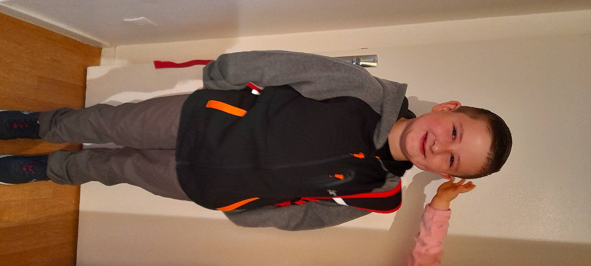 Dylan participe au concours pour gagner de l'argent avec cette photo : collar, comfort, elbow, hat, jacket, joy, knee, orange, person, room, sleeve, smile, sportswear, windbreaker, wrist