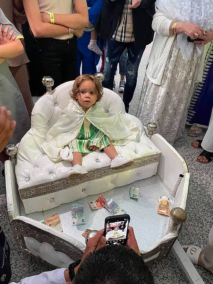 Adil a rejoint le concours — aidez-le/la à gagner de superbes lots ! bag, beauty_salon, box, chair, child, event, fashion, fashion_design, hand, person, room, shoe, sitting