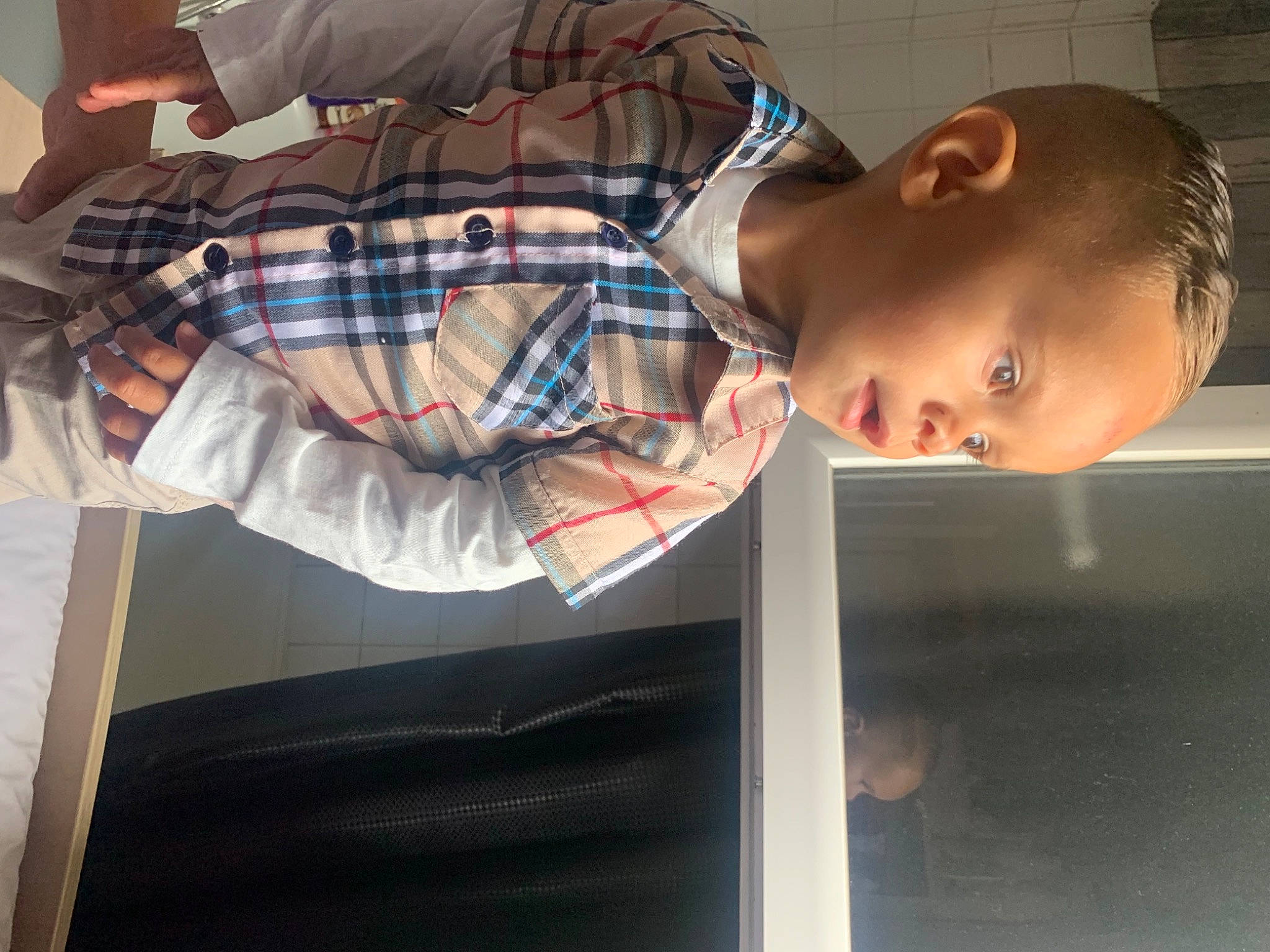Adil a rejoint le concours — aidez-le/la à gagner de superbes lots ! chest, child, comfort, dress_shirt, elbow, eyewear, flash_photography, fun, gesture, happy, pattern, person, plaid, room, sleeve, smile, t_shirt, tartan, toddler, trunk