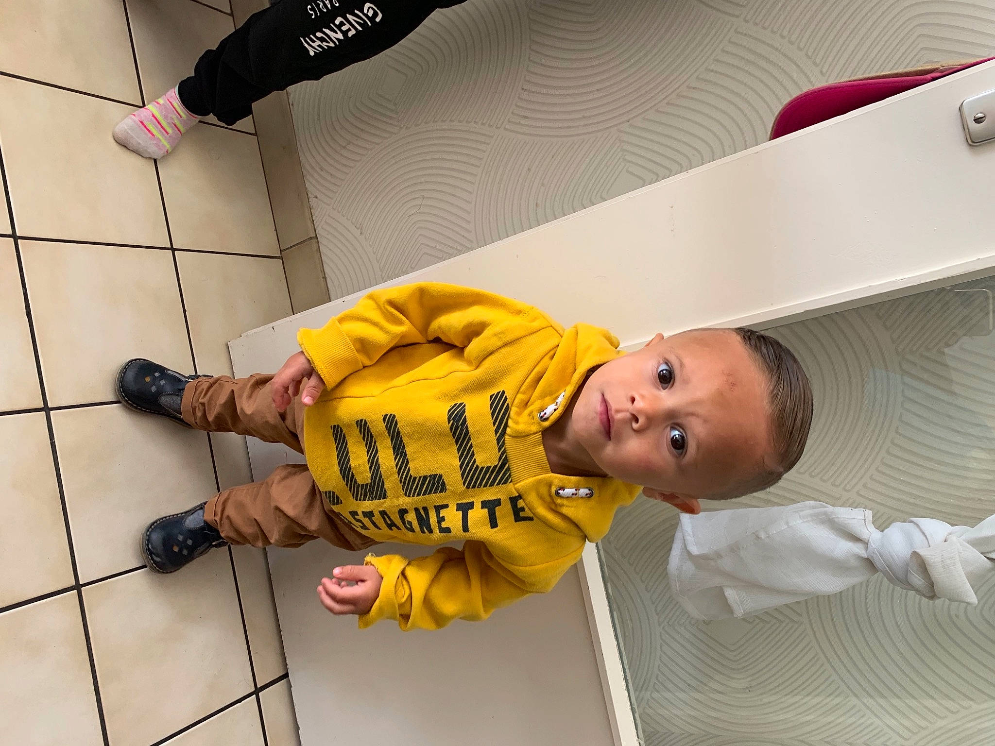 Adil participe au concours pour gagner de l'argent avec cette photo : baby, baby_products, baby_safety, baby_toddler_clothing, child, comfort, flooring, foot, fun, happy, hat, human_leg, knee, person, room, sandal, smile, sportswear, t_shirt, thigh