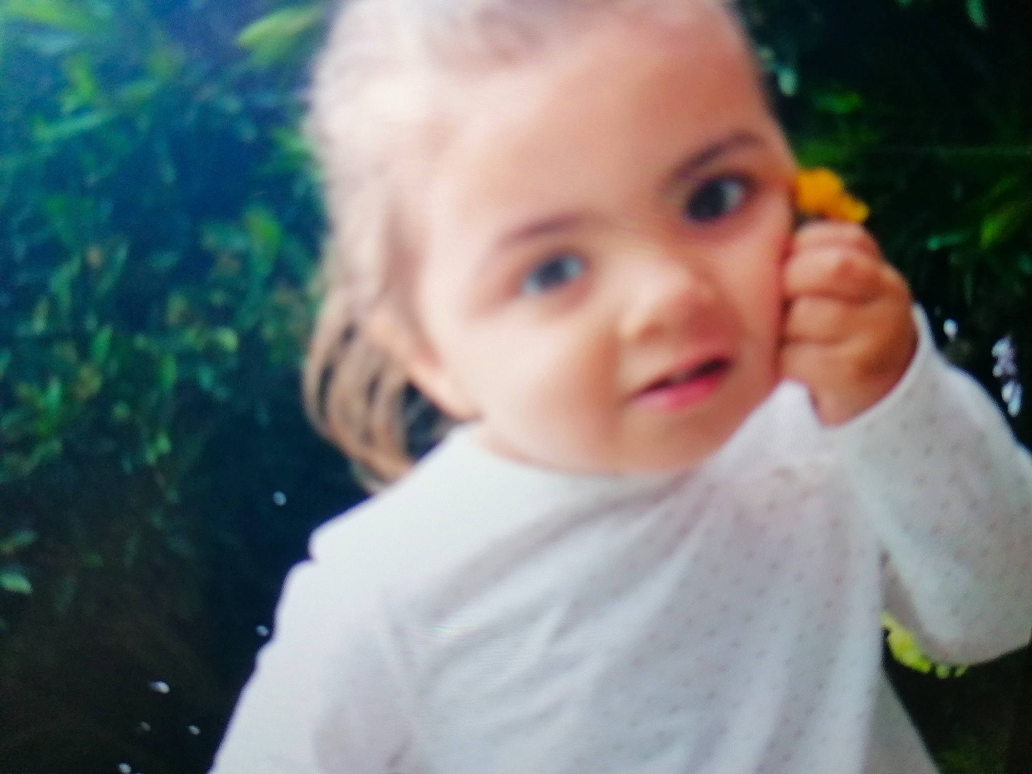 Melliaid participe au concours pour gagner de l'argent avec cette photo : baby, baby_toddler_clothing, blond, cheek, child, child_model, eyelash, finger, human, lip, person, portrait, portrait_photography, skin, sleeve, toddler