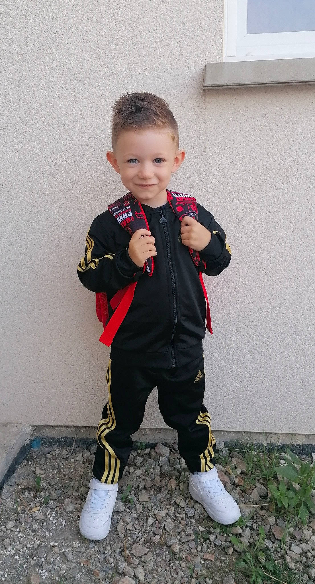 Milan participe au concours pour gagner de l'argent avec cette photo : arm, baby, baby_toddler_clothing, face, flooring, fun, hair, hand, happy, head, human_body, joy, knee, leg, outerwear, person, shoe, sleeve, smile, sweatpant