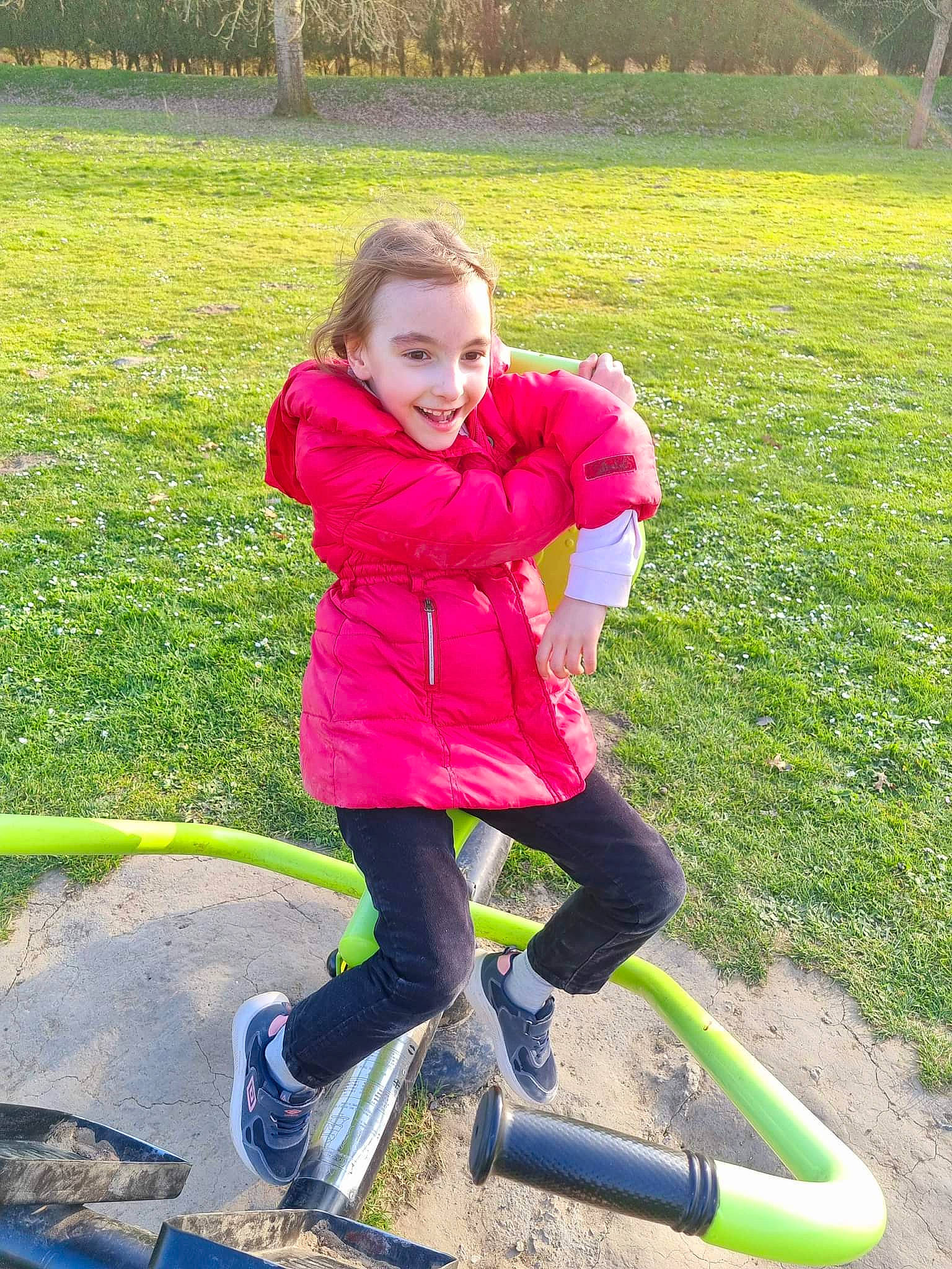 Océane a rejoint le concours — aidez-le/la à gagner de superbes lots ! electric_blue, fun, grass, happy, jacket, joy, knee, leg, leisure, magenta, people, people_in_nature, person, pink, plant, recreation, shoe, smile, sneakers, sportswear