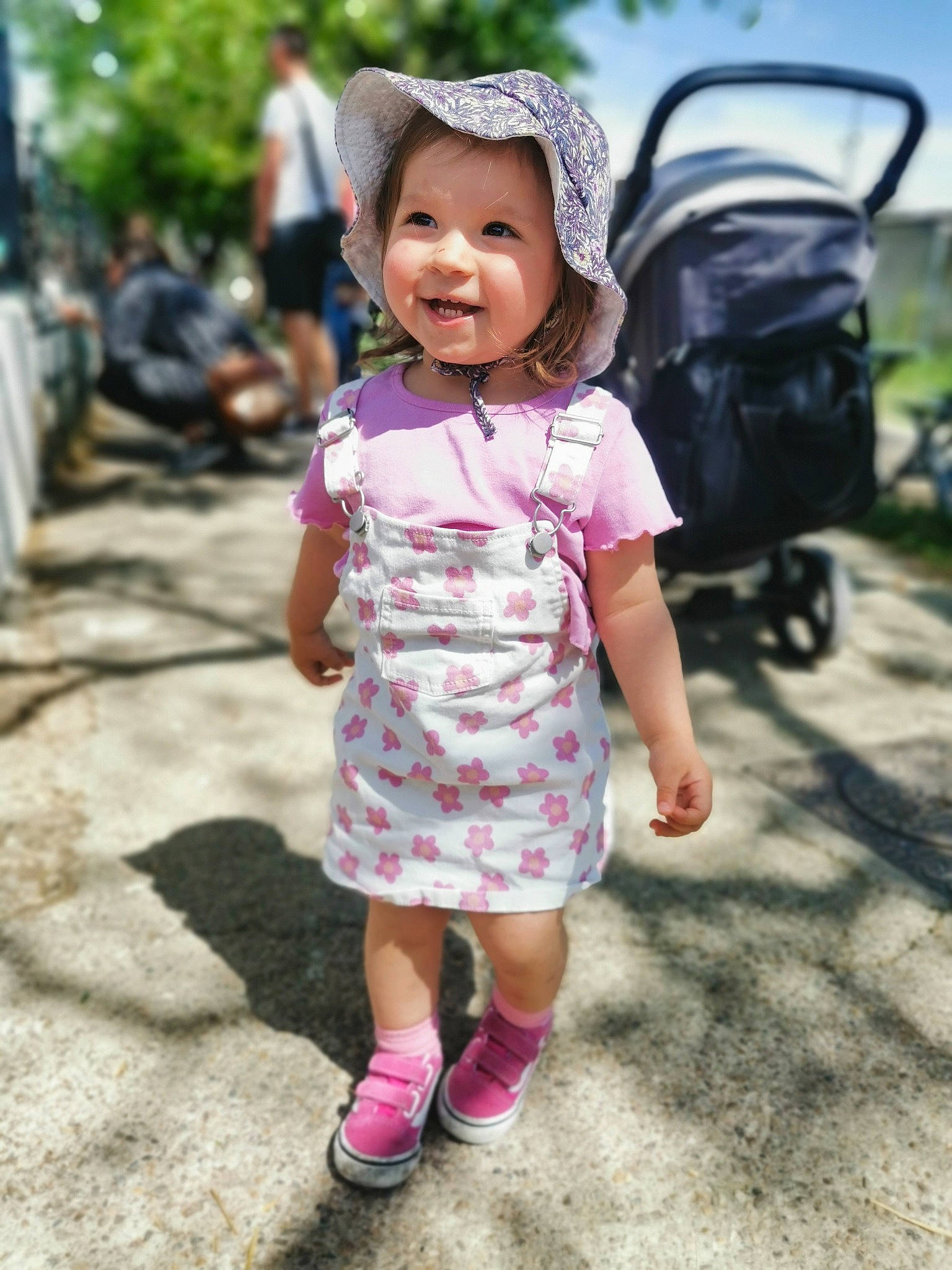 Carmen participe au concours pour gagner de l'argent avec cette photo : baby, baby_toddler_clothing, cap, child, event, eye, fun, grass, happy, headwear, leisure, magenta, person, pink, recreation, shoe, skin, sleeve, smile, street_fashion