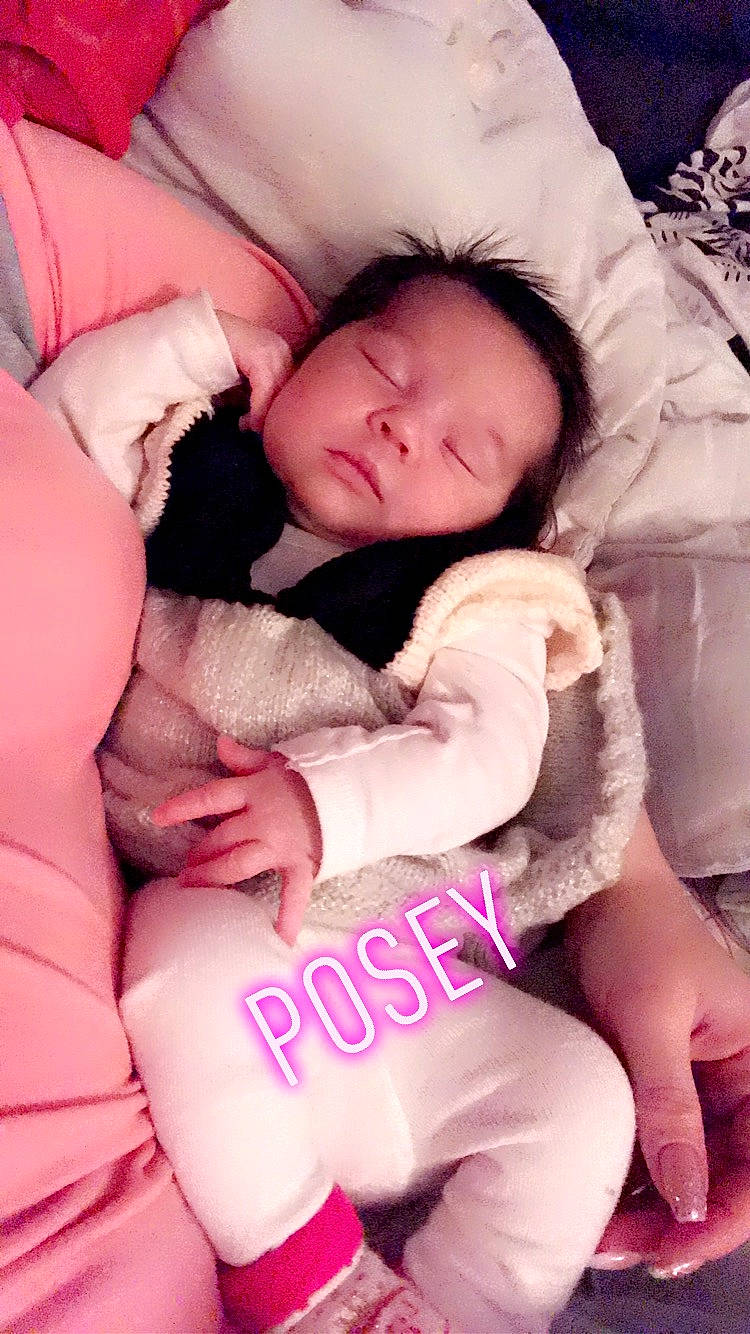 Amélia a rejoint le concours — aidez-le/la à gagner de superbes lots ! baby, baby_sleeping, baby_toddler_clothing, cheek, child, comfort, eye, finger, gesture, hand, happy, head, joint, person, pink, skin, thigh, thumb, toddler, vertebrate