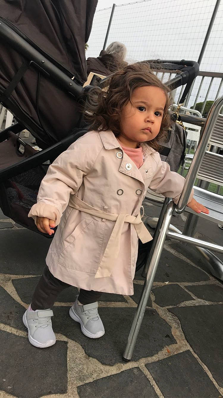 Amélia participe au concours pour gagner de l'argent avec cette photo : bag, boot, child, city, denim, eye, fashion_accessory, fashion_design, flooring, fun, fur, human_leg, jacket, luggage_and_bags, person, recreation, shoe, sneakers, street, toddler