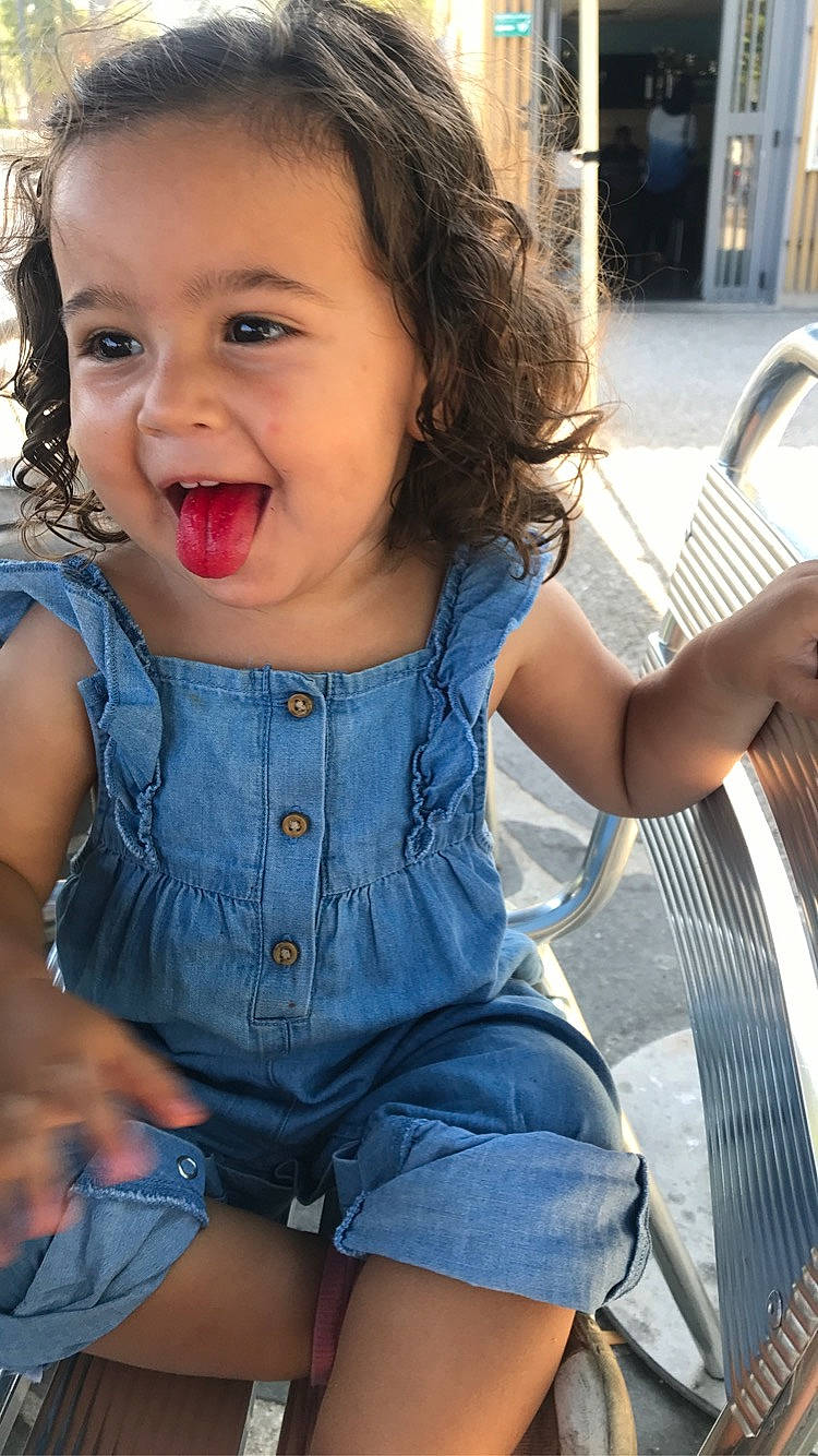 Amélia a rejoint le concours — aidez-le/la à gagner de superbes lots ! baby_toddler_clothing, blue, cool, face, facial_expression, finger, hair, hairstyle, happy, human, human_body, iris, lip, mouth, neck, organ, person, shoulder, skin, sleeve