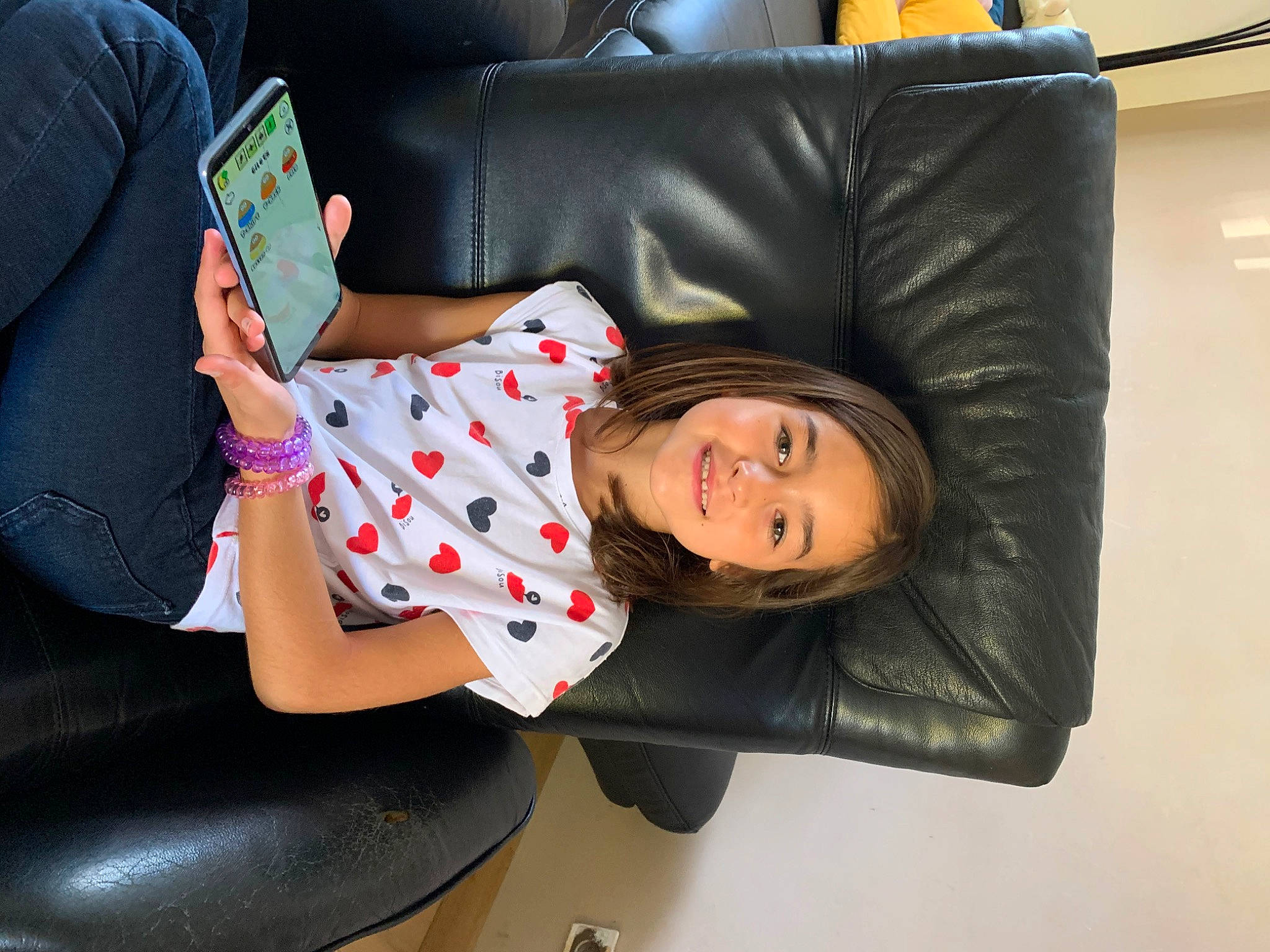 Thaïs a rejoint le concours — aidez-le/la à gagner de superbes lots ! auto_part, automotive_design, car_seat, comfort, cool, dress, elbow, fashion, finger, fun, human_leg, joy, knee, lap, leg, person, sitting, sleeve, smile, t_shirt