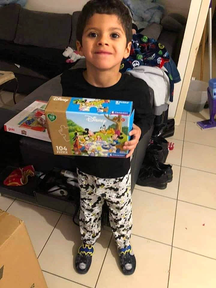 Wesley participe au concours pour gagner de l'argent avec cette photo : active_pants, baby, baby_toddler_clothing, black, box, child, flooring, fun, hair, happy, holiday, joy, pajamas, pattern, person, room, sitting, sleeve, smile, t_shirt