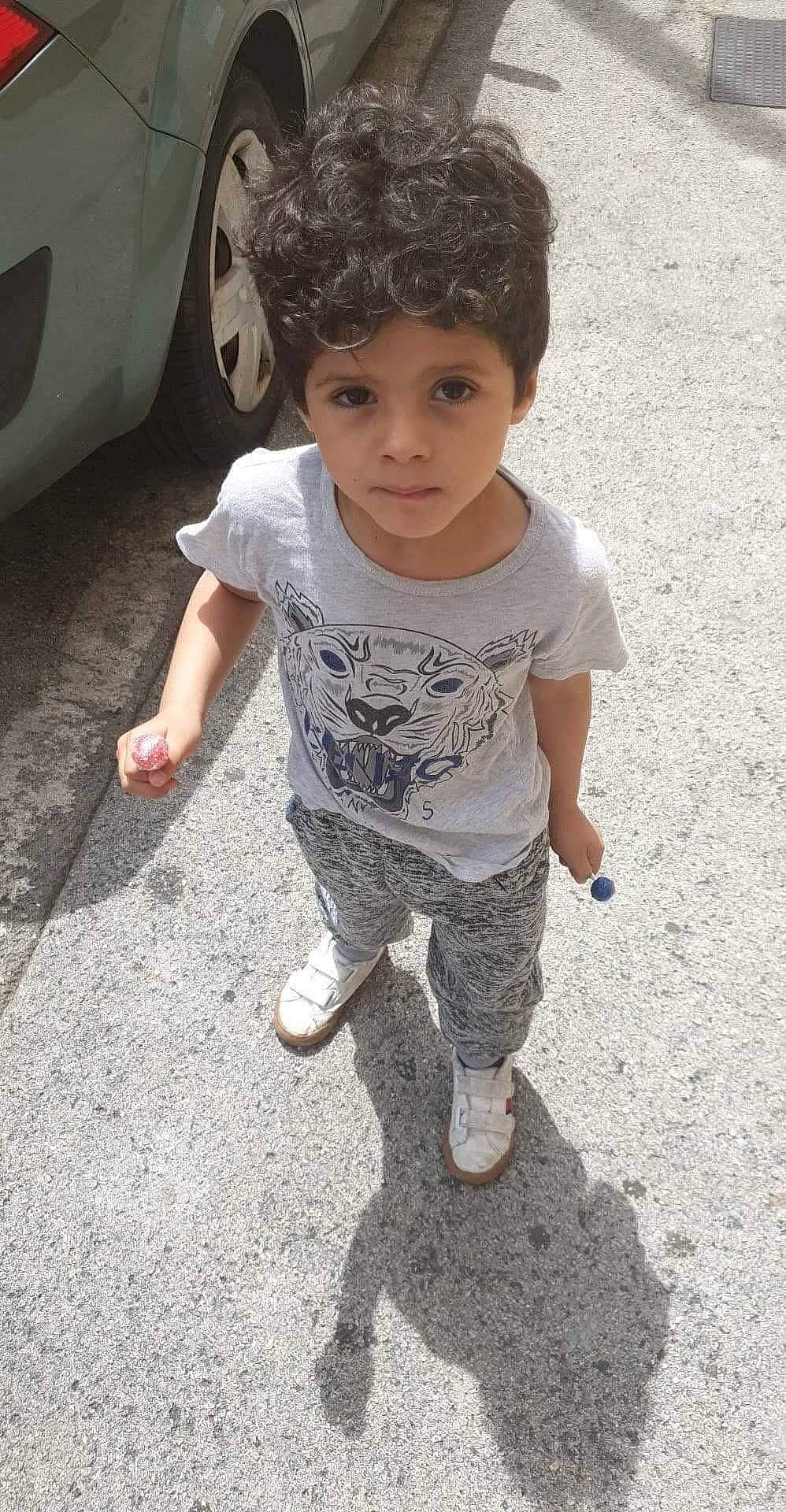 Wesley participe au concours pour gagner de l'argent avec cette photo : asphalt, automotive_exterior, automotive_tire, baby_toddler_clothing, cap, child, concrete, cool, grass, happy, headwear, mouth, person, road_surface, sitting, sleeve, soil, t_shirt, tire, toddler