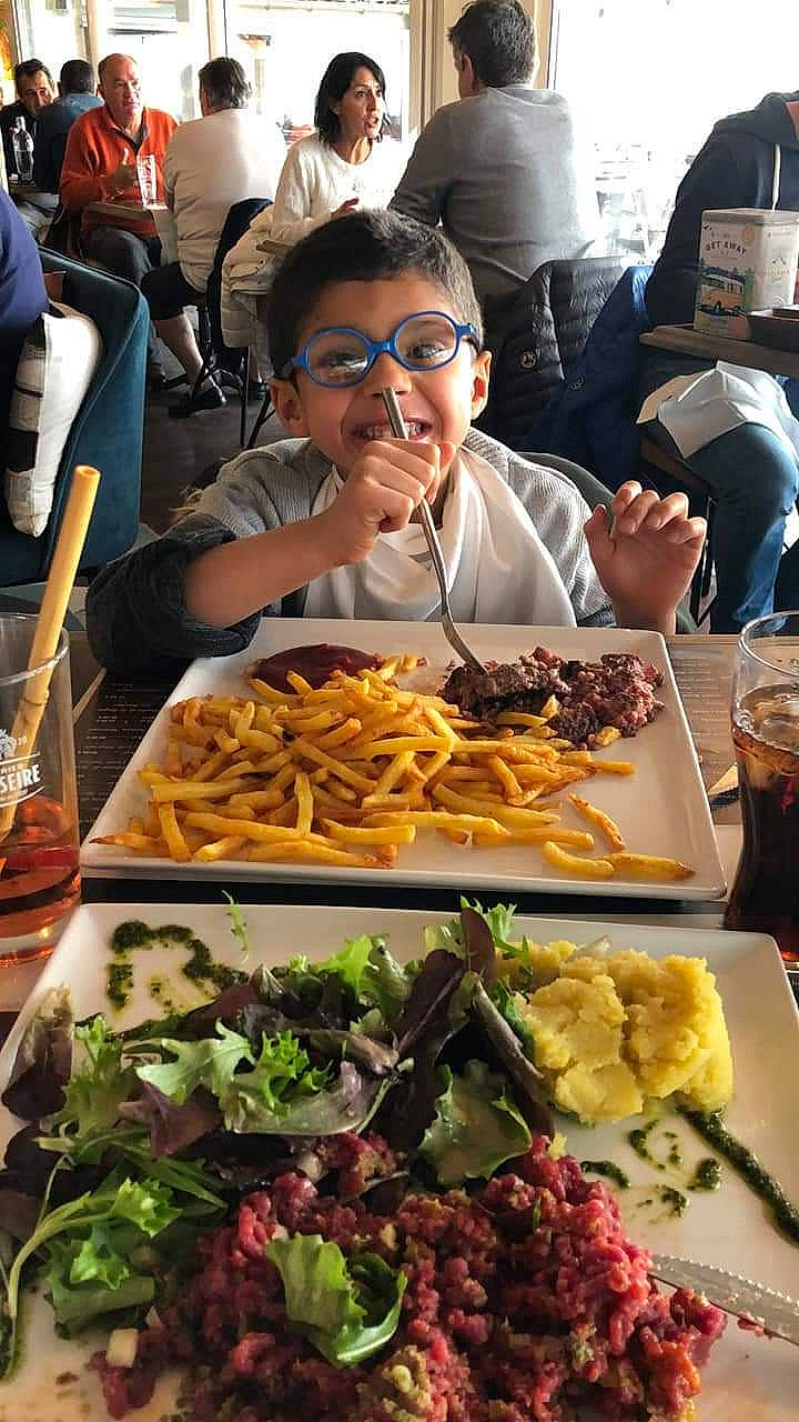 Wesley a rejoint le concours — aidez-le/la à gagner de superbes lots ! chair, comfort_food, cooking, cuisine, deep_frying, dish, fast_food, food, french_fries, fried_food, ingredient, joy, leaf_vegetable, meat, person, plate, produce, recipe, smile, sunglasses