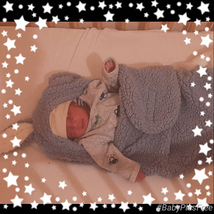 Rayan participe au concours pour gagner de l'argent avec cette photo : art, baby, baby_products, baby_sleeping, baby_toddler_clothing, bedding, bedtime, brown, child, comfort, craft, creative_arts, font, headwear, linens, pattern, person, pink, rectangle, room