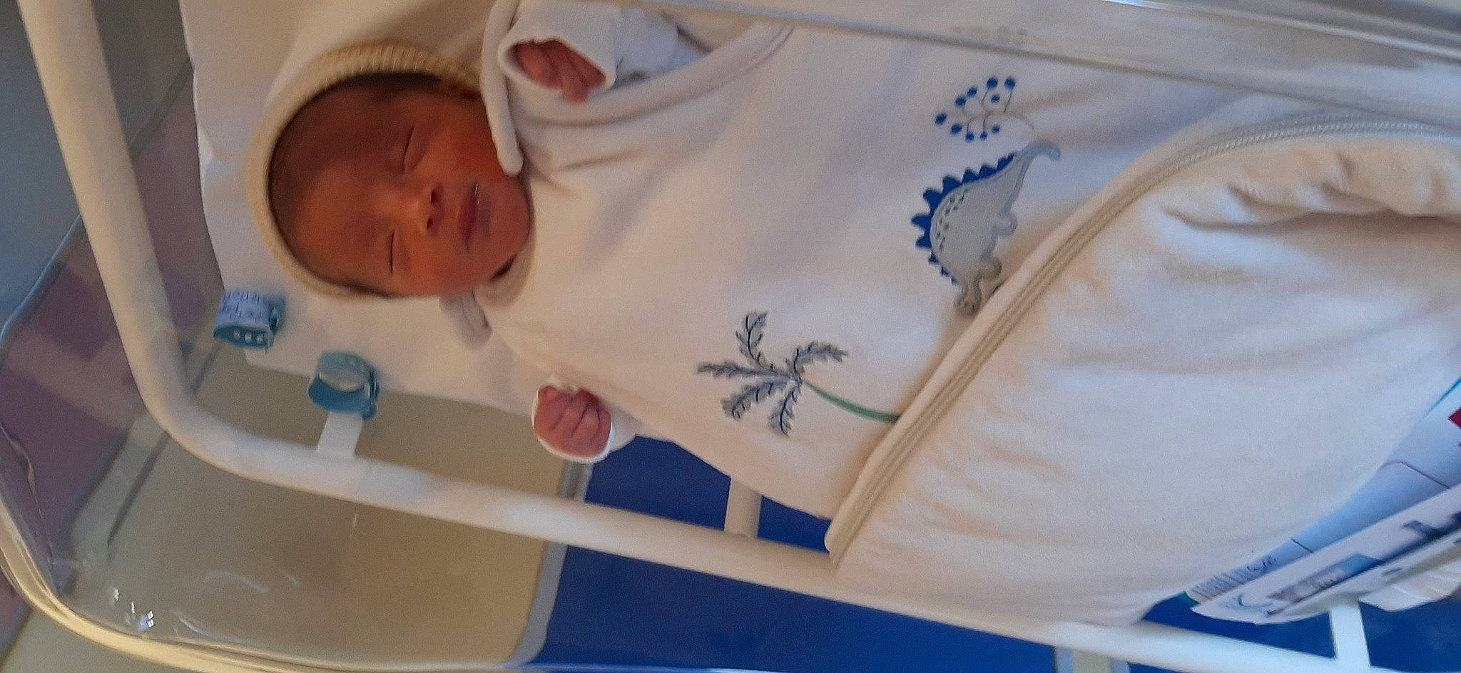 Rayan a rejoint le concours — aidez-le/la à gagner de superbes lots ! baby, baby_products, baby_safety, baby_sleeping, baby_toddler_clothing, blue, child, comfort, elbow, hat, infant_bed, linens, medical, person, product, room, skin, sleeve, textile, toddler