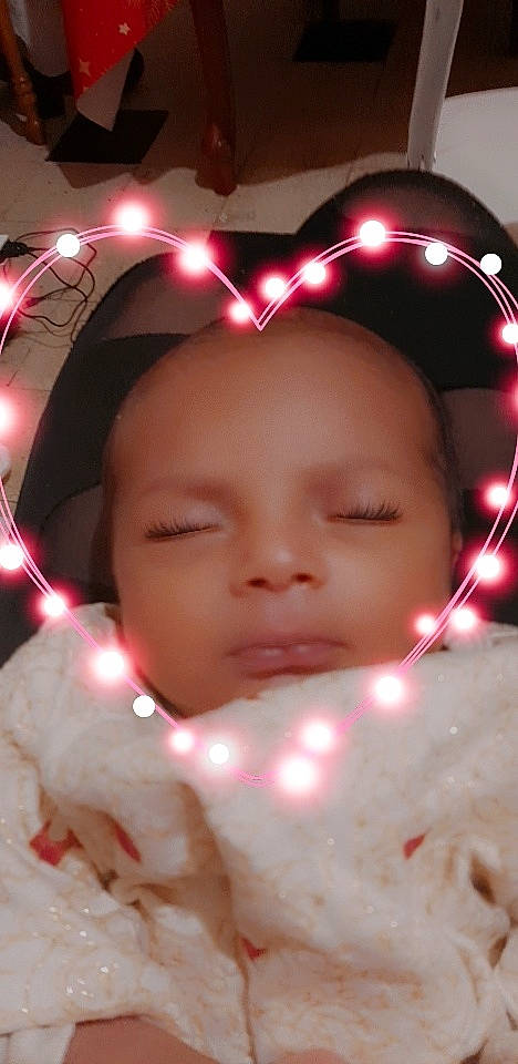 Rayan a rejoint le concours — aidez-le/la à gagner de superbes lots ! cheek, chin, eye, eyebrow, eyelash, face, facial_expression, flash_photography, hairstyle, head, human_body, iris, light, lip, mouth, nose, organ, person, pink, skin